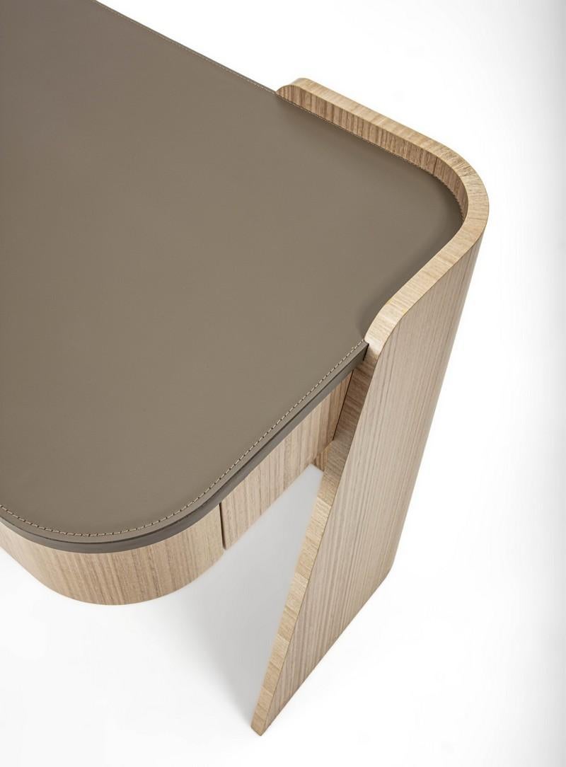 Shape moderner Schreibtisch aus Eukalyptus mit Lederplatte (Moderne) im Angebot