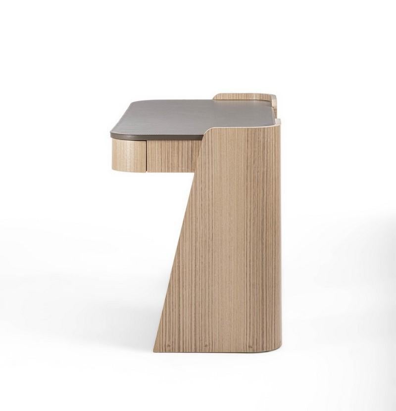 Shape moderner Schreibtisch aus Eukalyptus mit Lederplatte (Italian) im Angebot