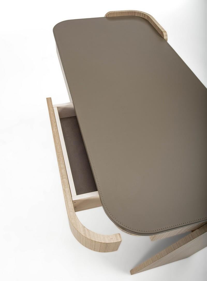 Shape moderner Schreibtisch aus Eukalyptus mit Lederplatte (Holzarbeit) im Angebot