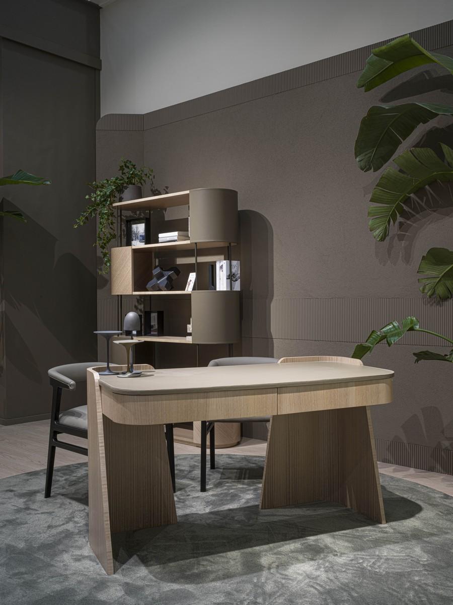 Shape moderner Schreibtisch aus Eukalyptus mit Lederplatte im Zustand „Neu“ im Angebot in Desio, IT