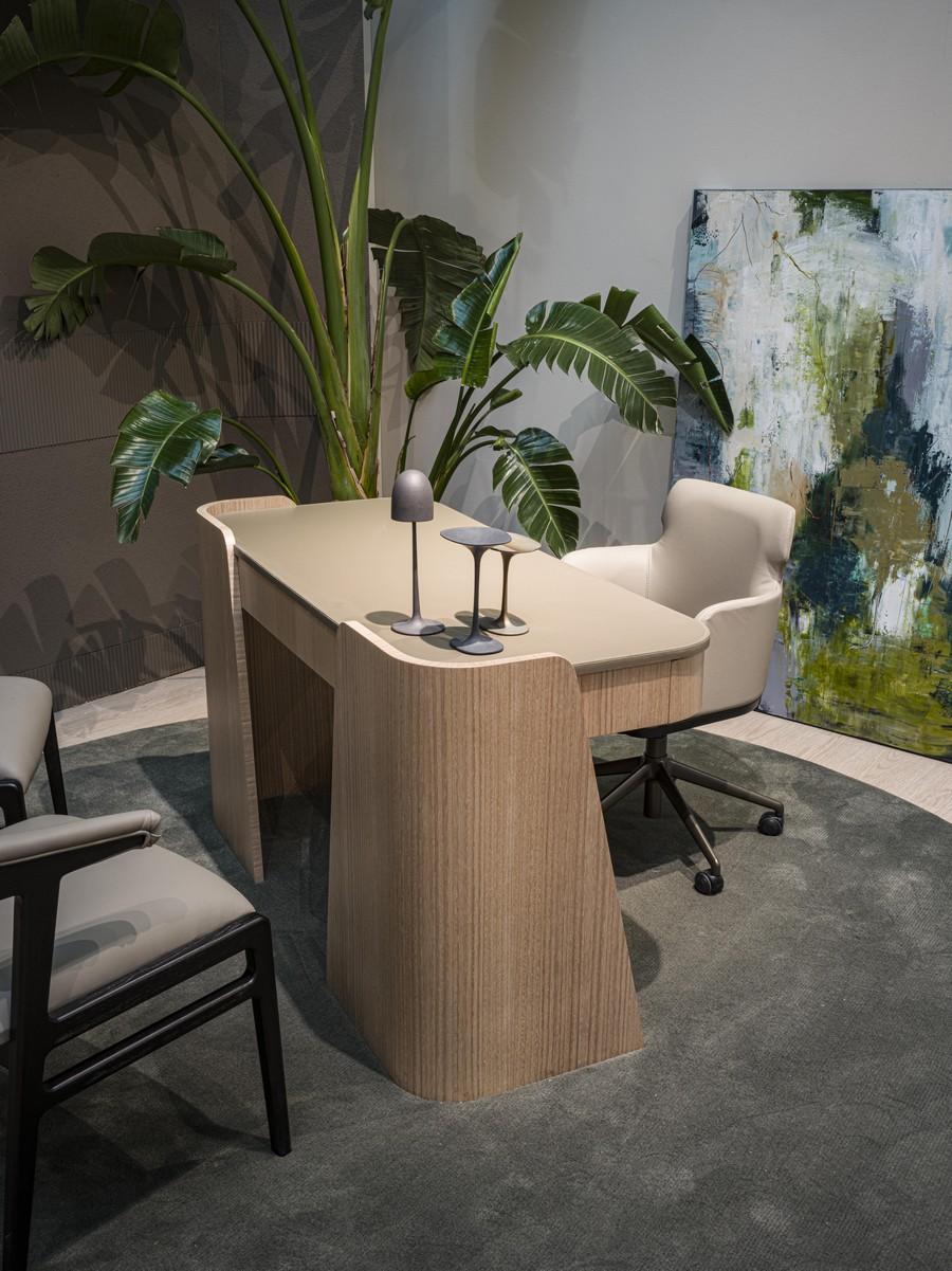 Shape moderner Schreibtisch aus Eukalyptus mit Lederplatte (Zeitgenössisch) im Angebot