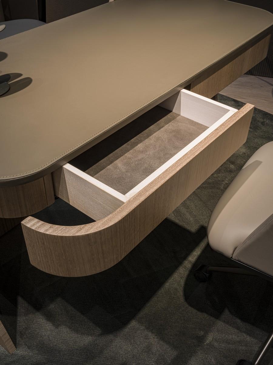 Shape moderner Schreibtisch aus Eukalyptus mit Lederplatte im Angebot 1