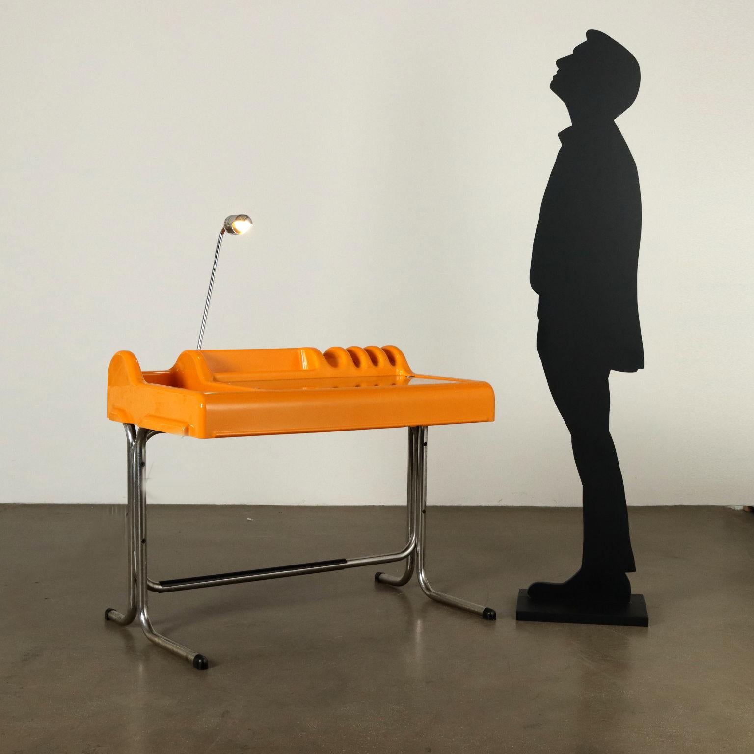 Vintage writing desk model 'Orix' designed by Vittorio Parigi and Nanni Prina for a 1970s Molteni production. Chrome-plated steel frame, body with storage compartments and book holders made of red-colored plastic material, glass top-closing,