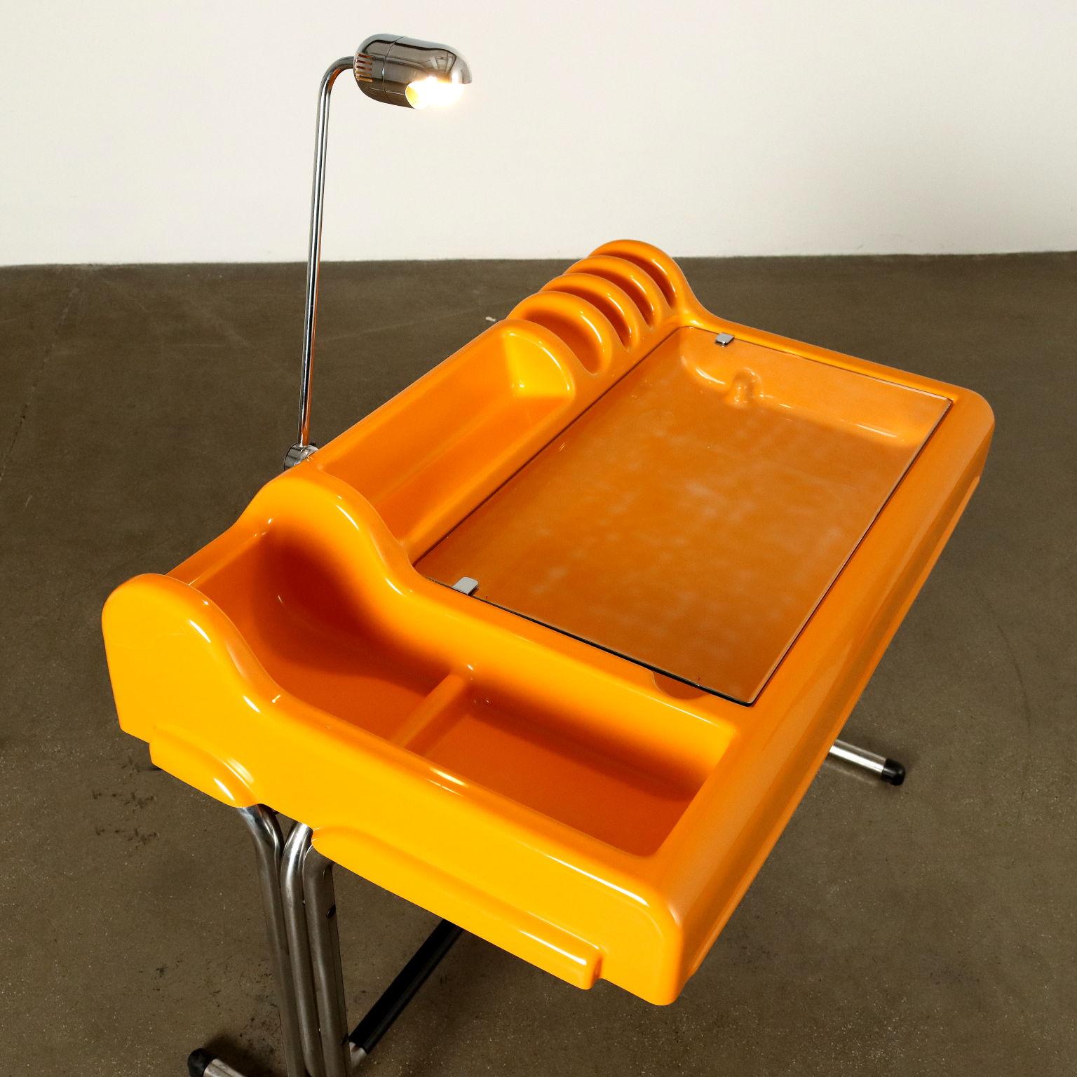 Mid-Century Modern 'Orix' desk by Vittorio Parigi & Nani Prina Yellow version, 1970s For Sale