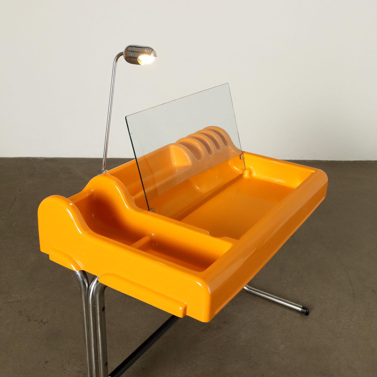 Italian 'Orix' desk by Vittorio Parigi & Nani Prina Yellow version, 1970s For Sale