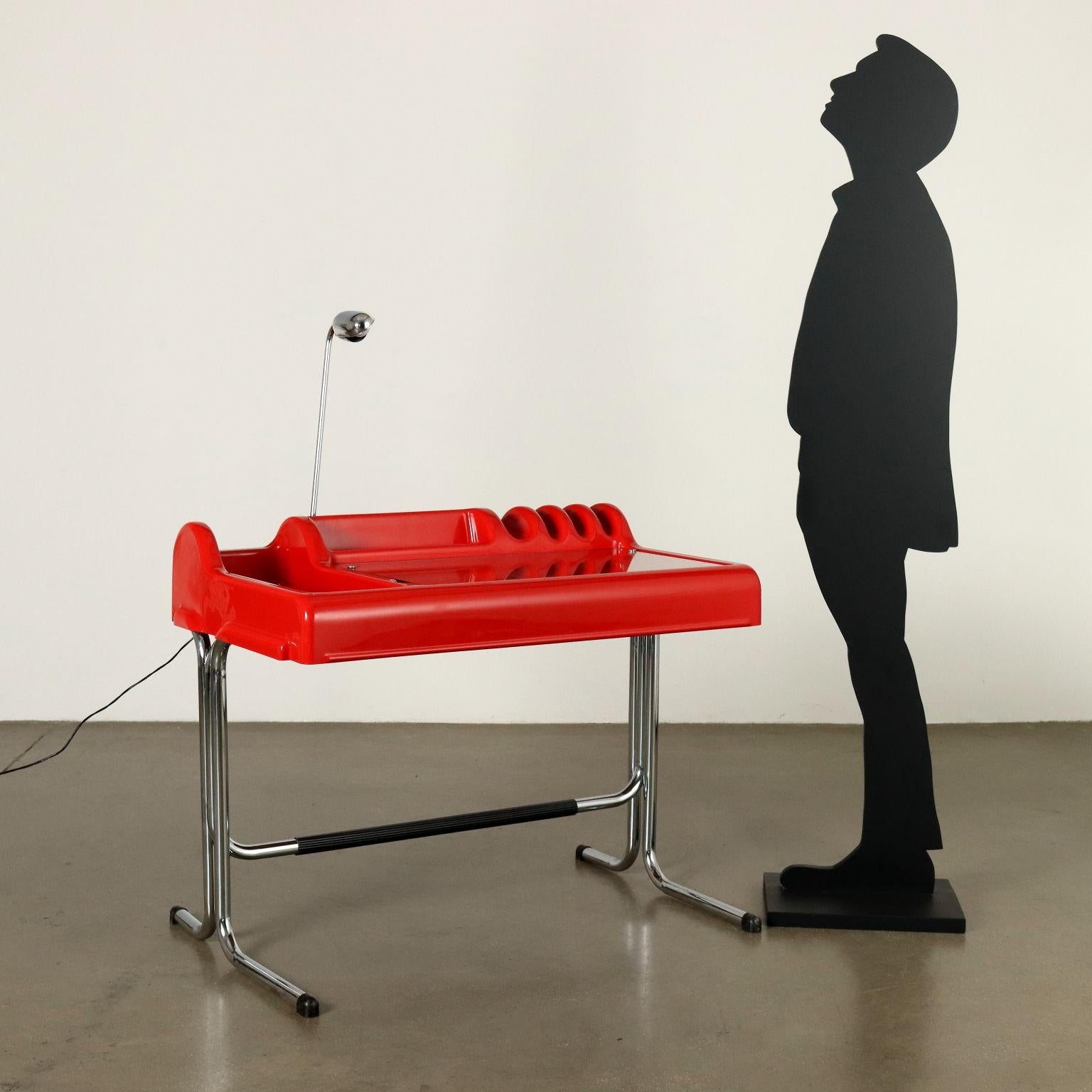 Scrittoio vintage modello 'Orix' disegnato da Vittorio Parigi e Nanni Prina per una produzione Molteni anni '70. Struttura in acciaio cromato, corpo con vani portaoggetti e porta libri in materiale plastico color rosso, piano-chiusura in vetro,