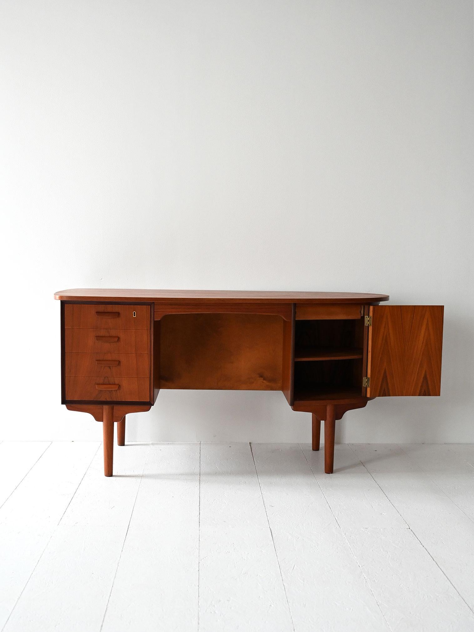 Scandinavo moderno Scrivania ovale in teak anni ’60 in vendita