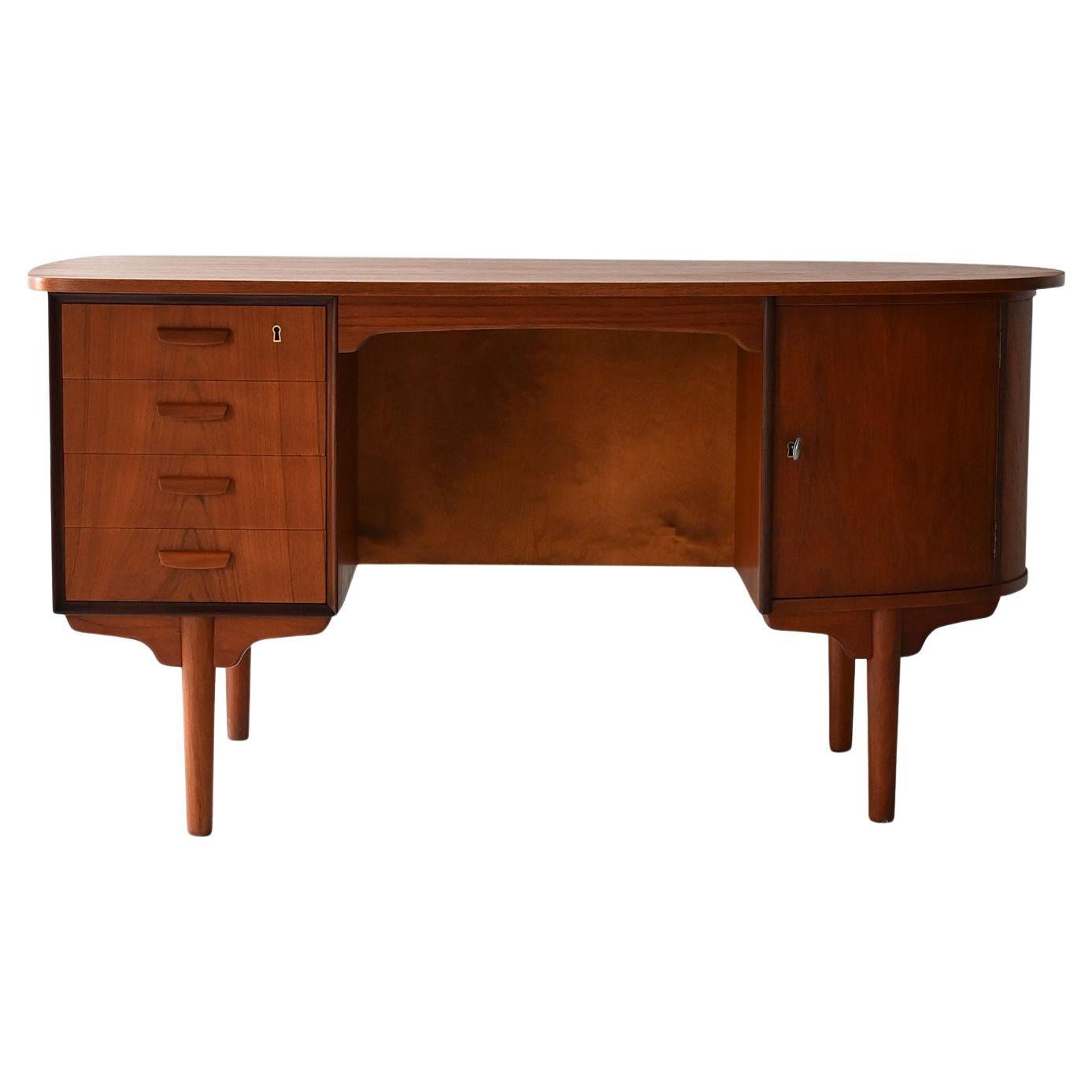 Scrivania ovale in teak anni ’60 in vendita
