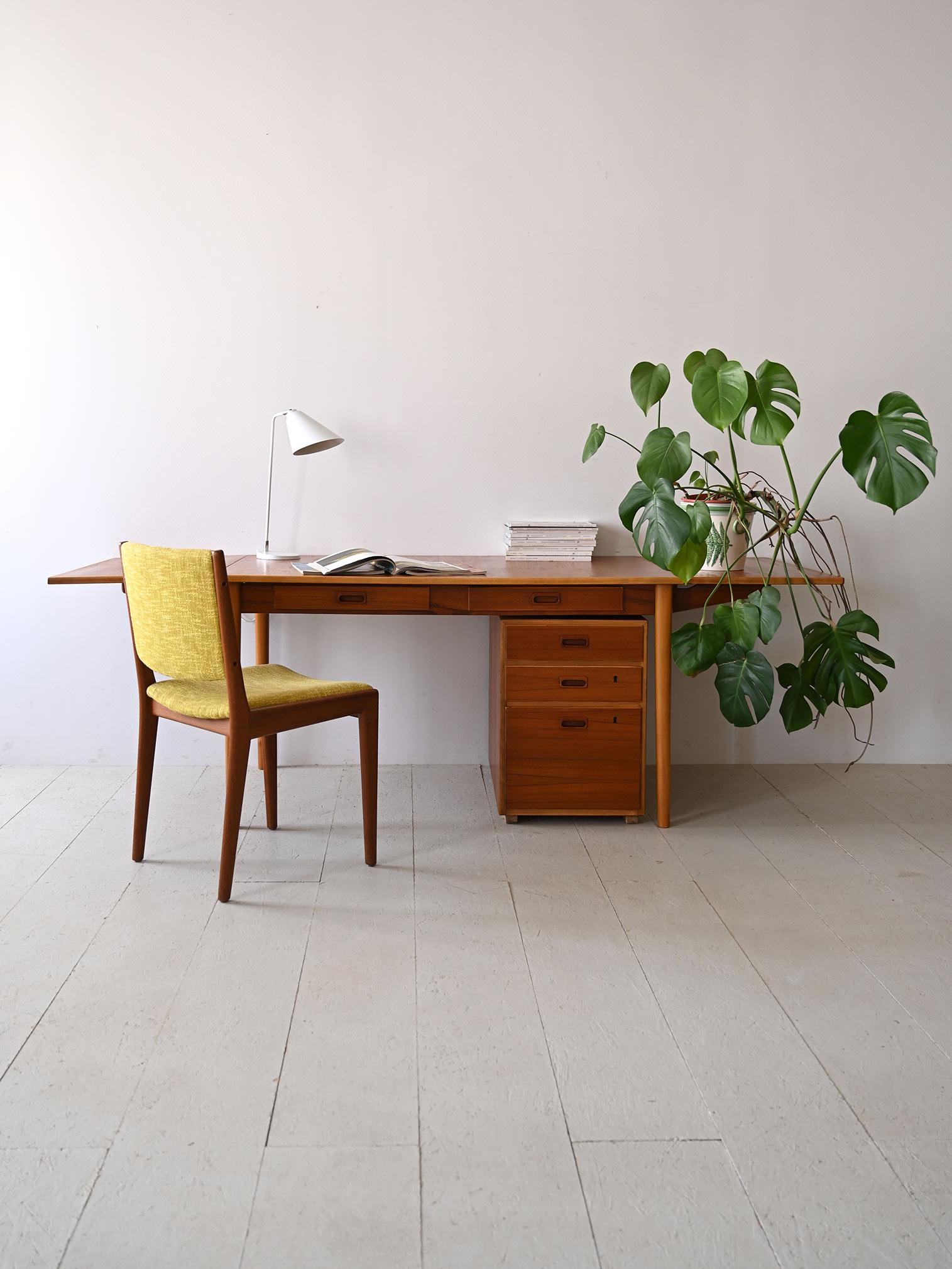 1960s teak office extension table.

An original desk from the 1960s that embodies the essence of the golden age of Nordic design.
The main plane, with its clean lines and large surface area, provides generous space to work and can be further