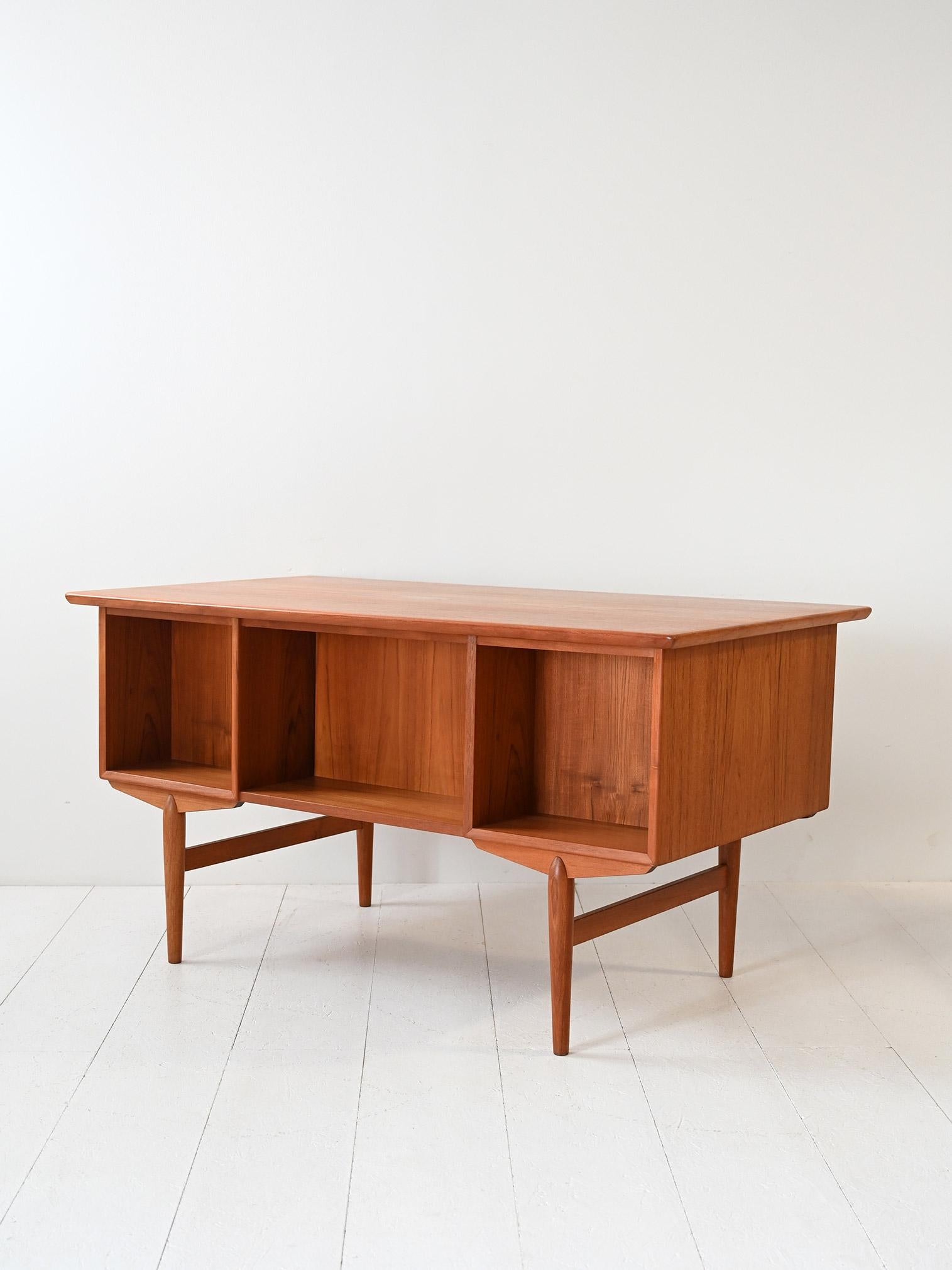 Scrivania scandinava anni ’60 in teak Bon état - En vente à Brescia, IT