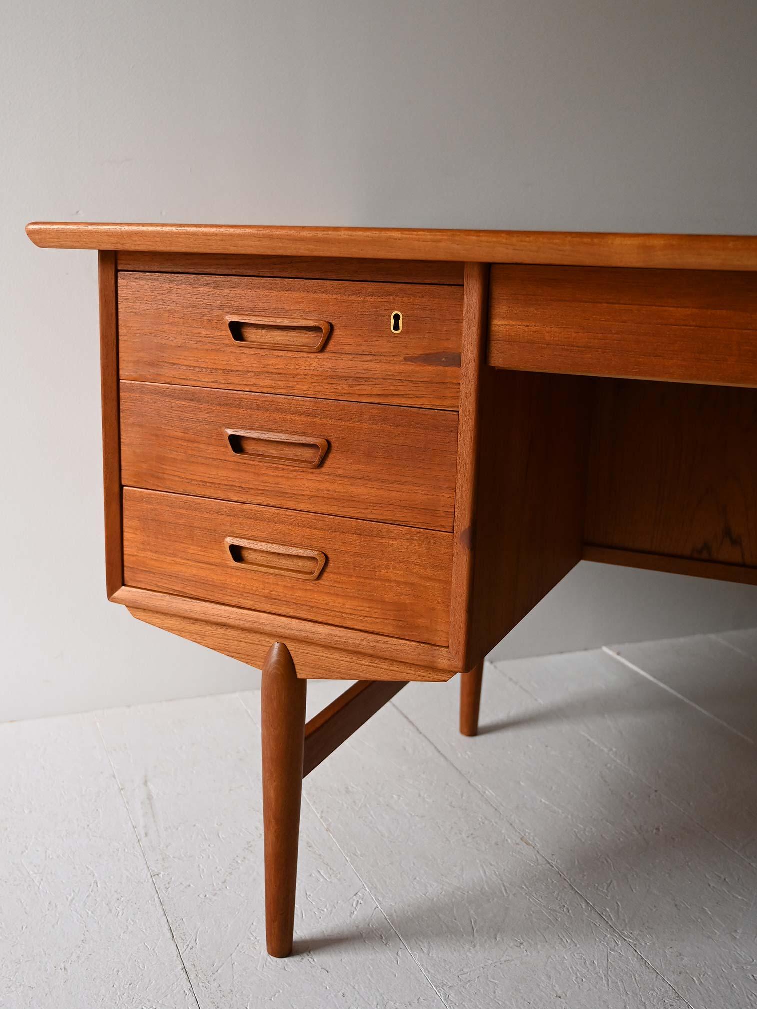 Mid-20th Century Scrivania scandinava anni ’60 in teak en vente