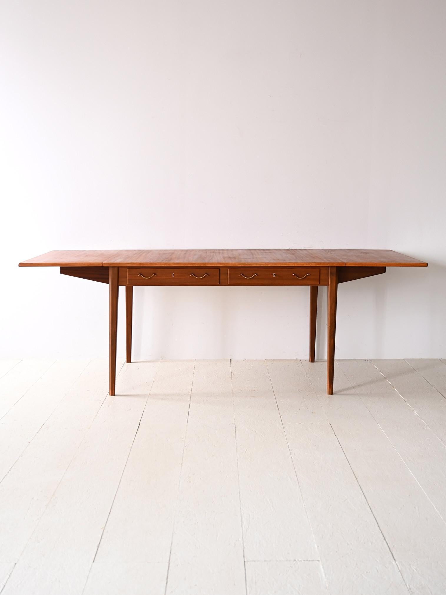 Skandinavischer Schreibtisch von David Rosen. Vintage-Tisch mit Schubladen.  Dieser handwerklich gefertigte Schreibtisch verkörpert nordischen Stil mit einem Hauch von Vintage-Luxus. Der warme Mahagoniton verleiht eine zeitlose Eleganz, während die