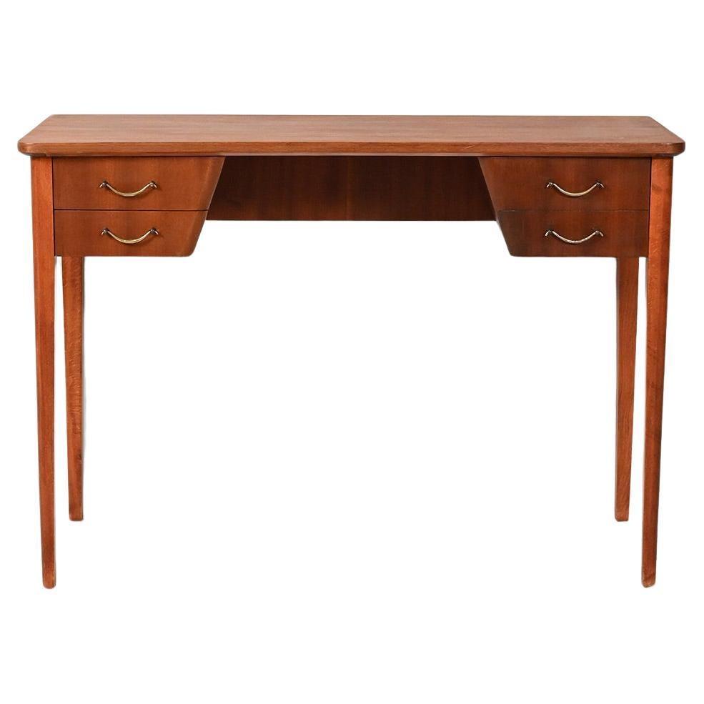 Scrivania scandinava in mogano con maniglie in ottone in vendita