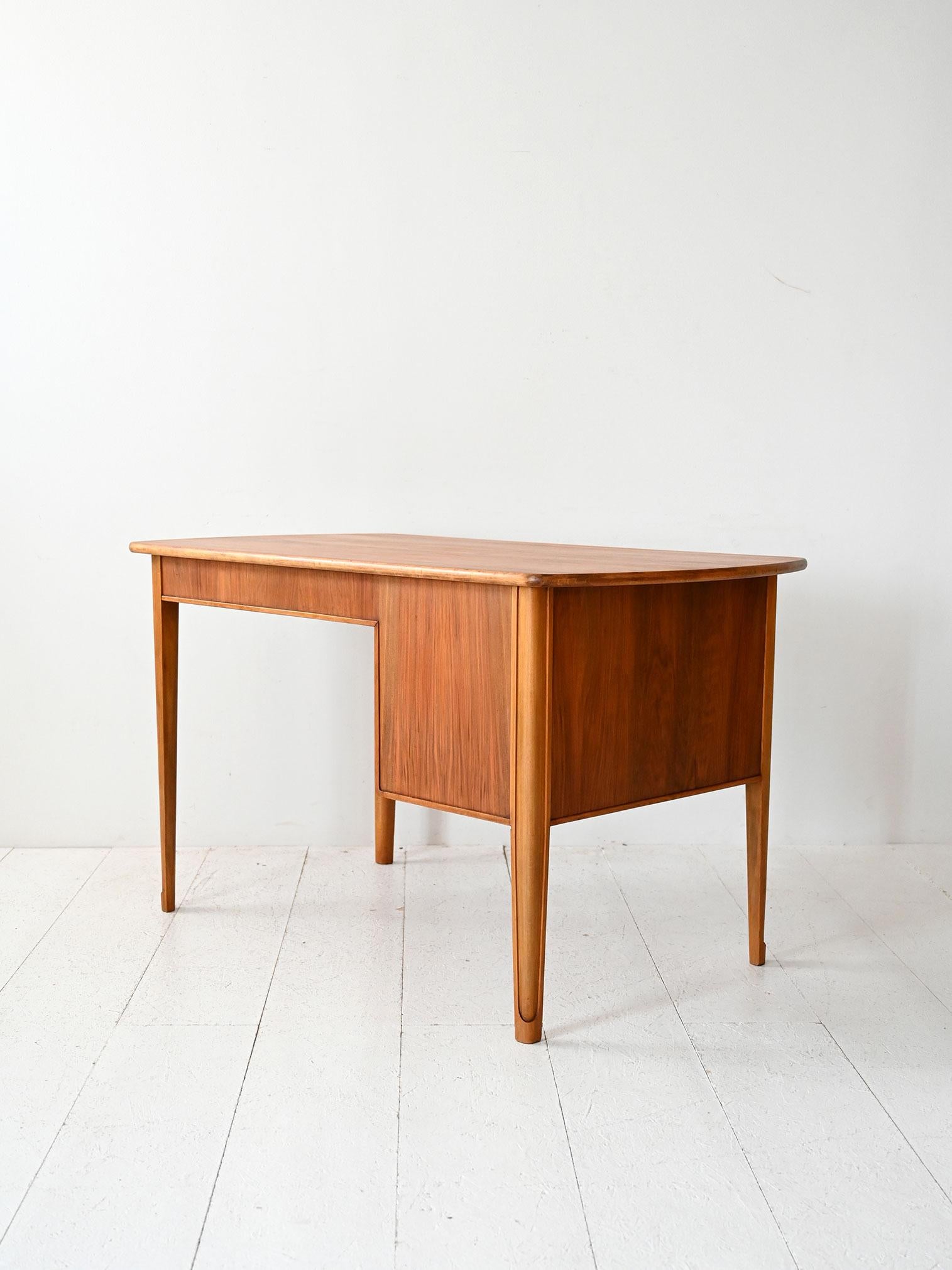 Skandinavischer Schreibtisch aus den 1950er/60er Jahren in Esche und Nussbaum (Scandinavian) im Angebot
