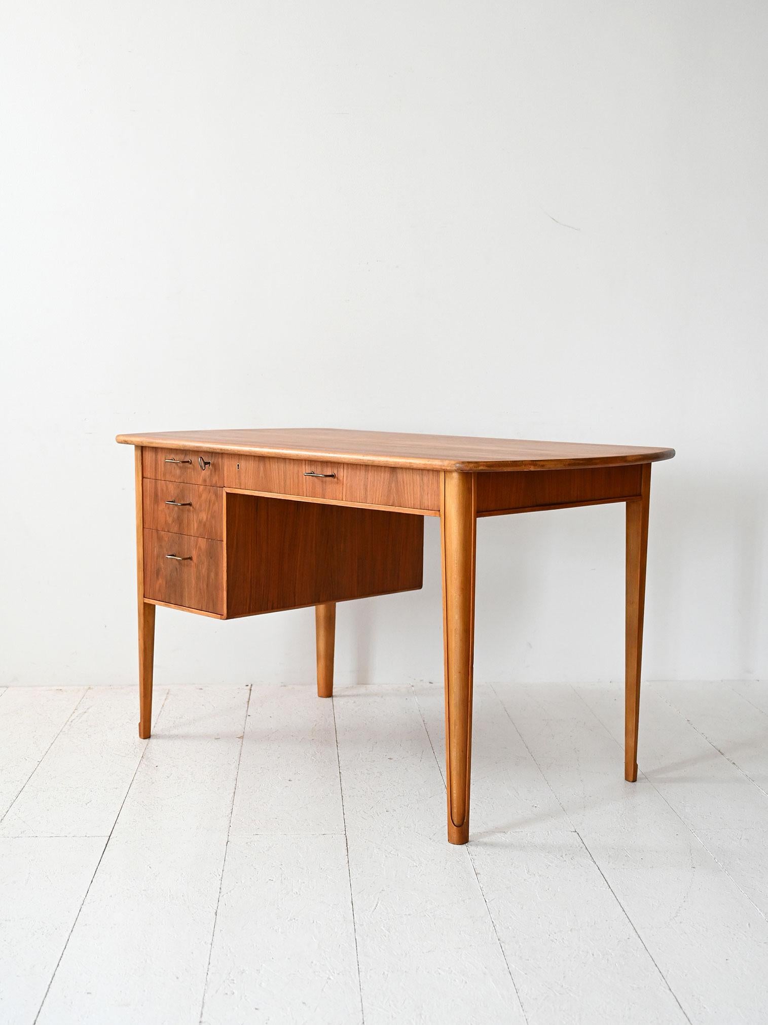 Skandinavischer Schreibtisch aus den 1950er/60er Jahren in Esche und Nussbaum im Zustand „Gut“ im Angebot in Brescia, IT