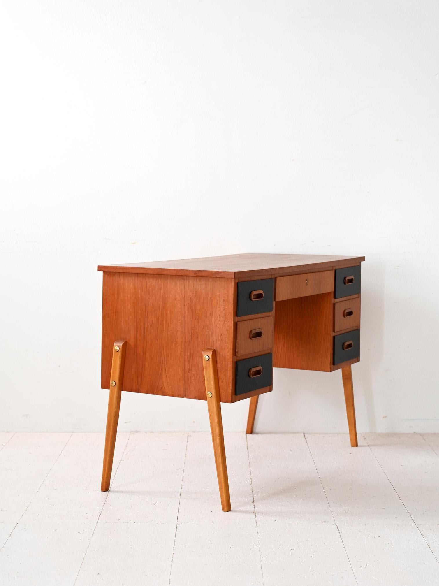 Escritorio vintage escandinavo con cajones negros Escandinavo moderno