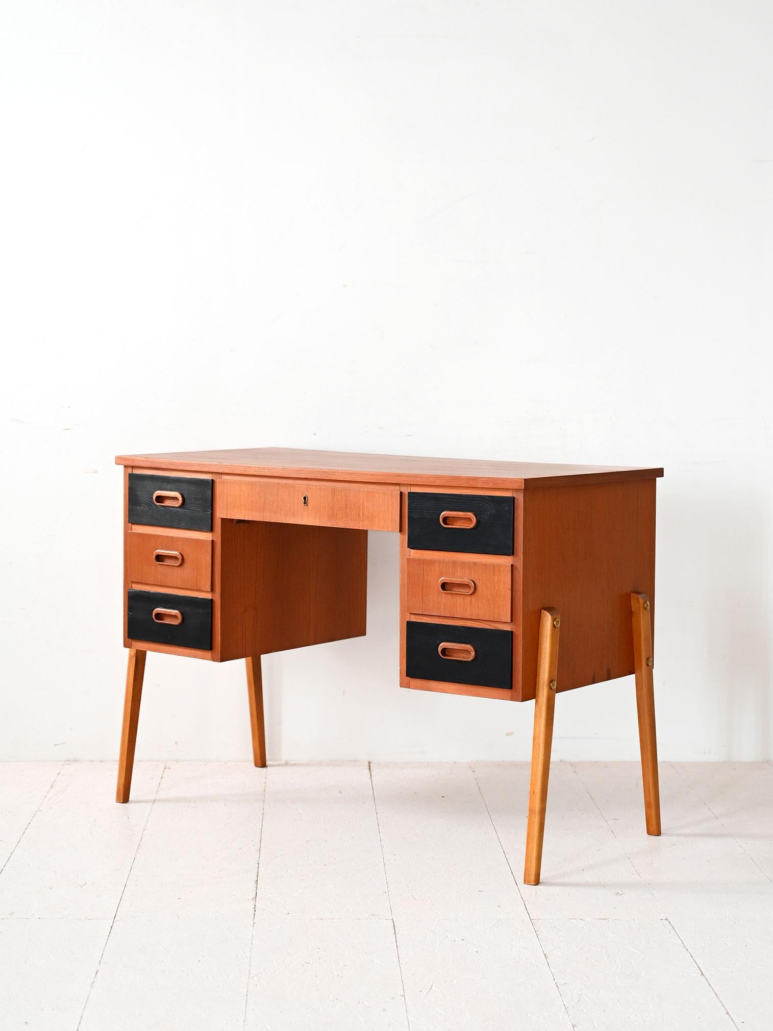 Escritorio vintage escandinavo con cajones negros Sueco