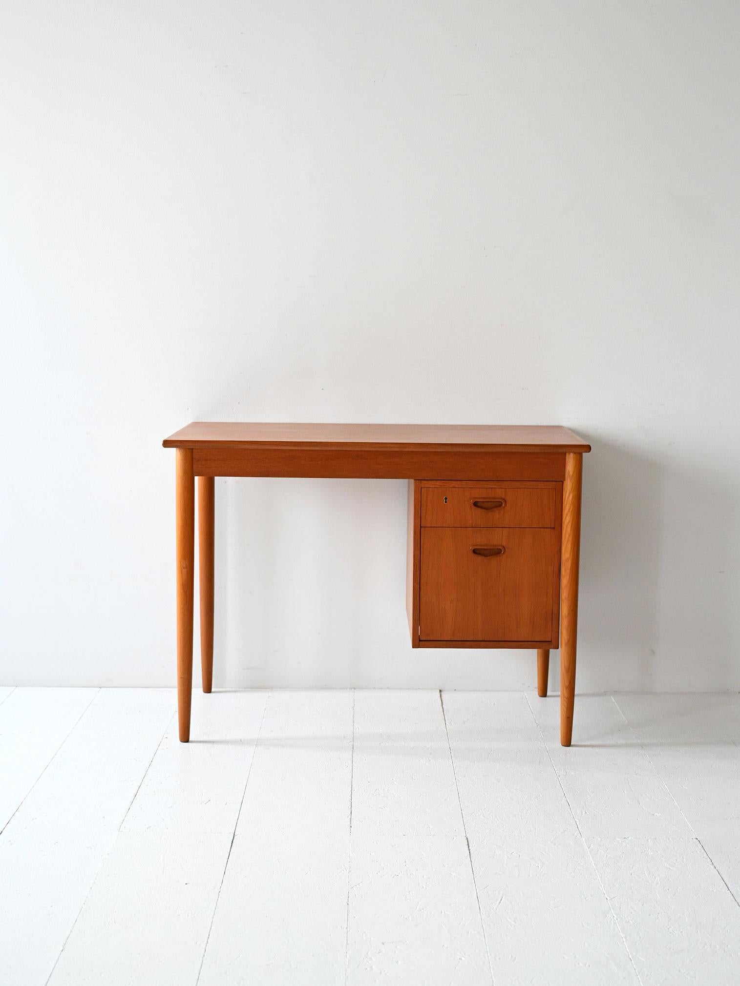 Scandinavian Modern Vintage Scandinavian desk with adjustable drawers For Sale