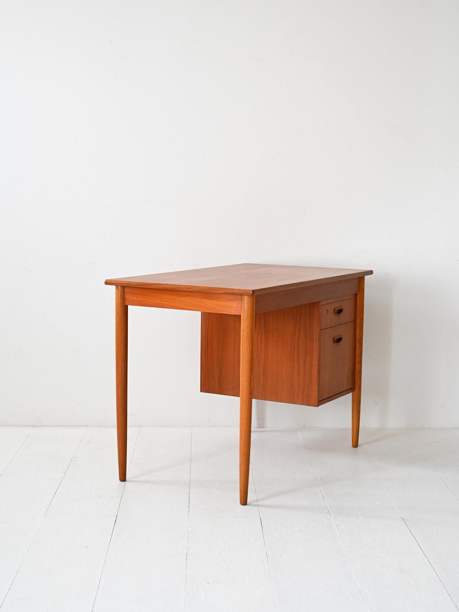 Vintage Scandinavian desk with adjustable drawers In Good Condition For Sale In Brescia, IT