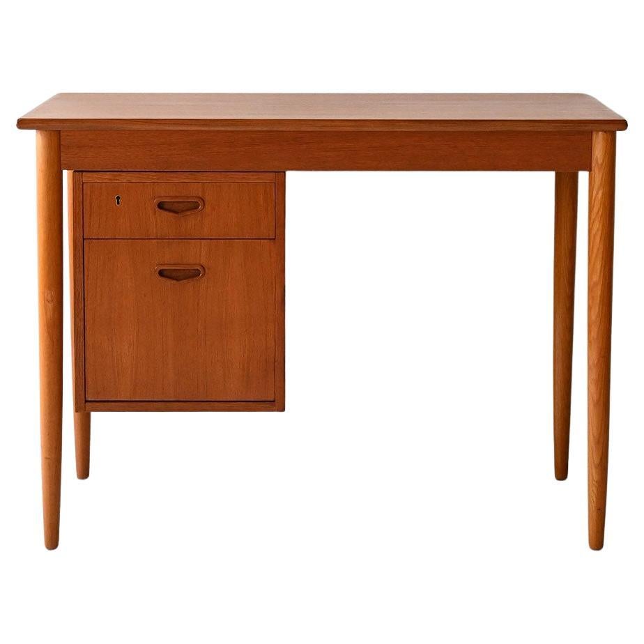 Scrivania scandinava vintage con cassetti regolabili