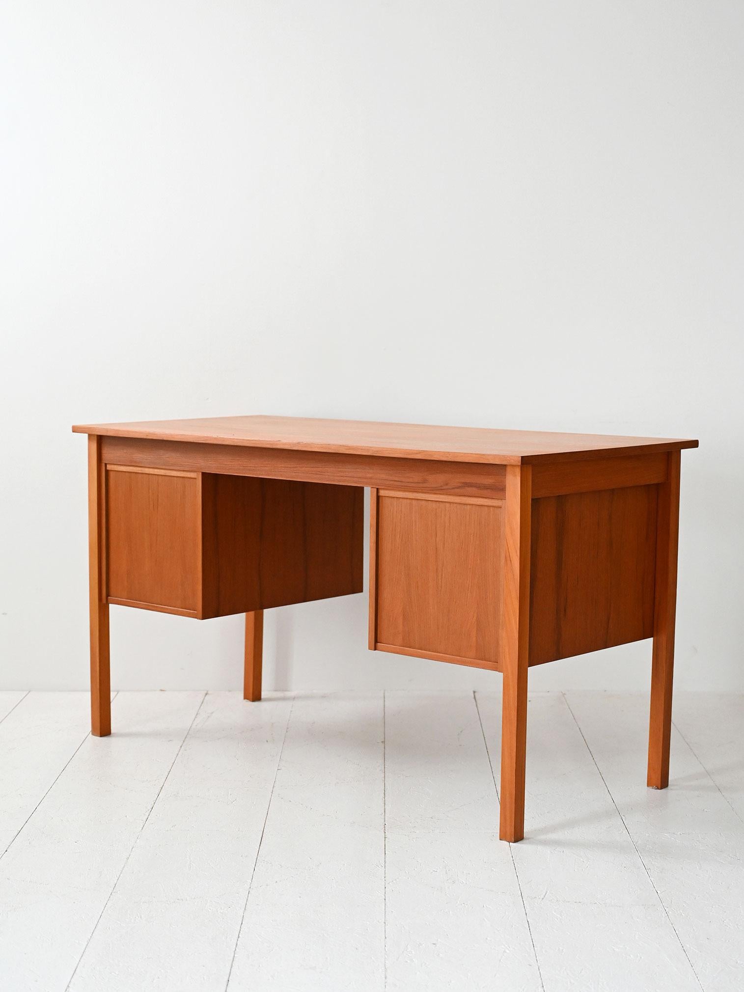 Scrivania scandinava vintage in teak anni ’60 Bon état - En vente à Brescia, IT