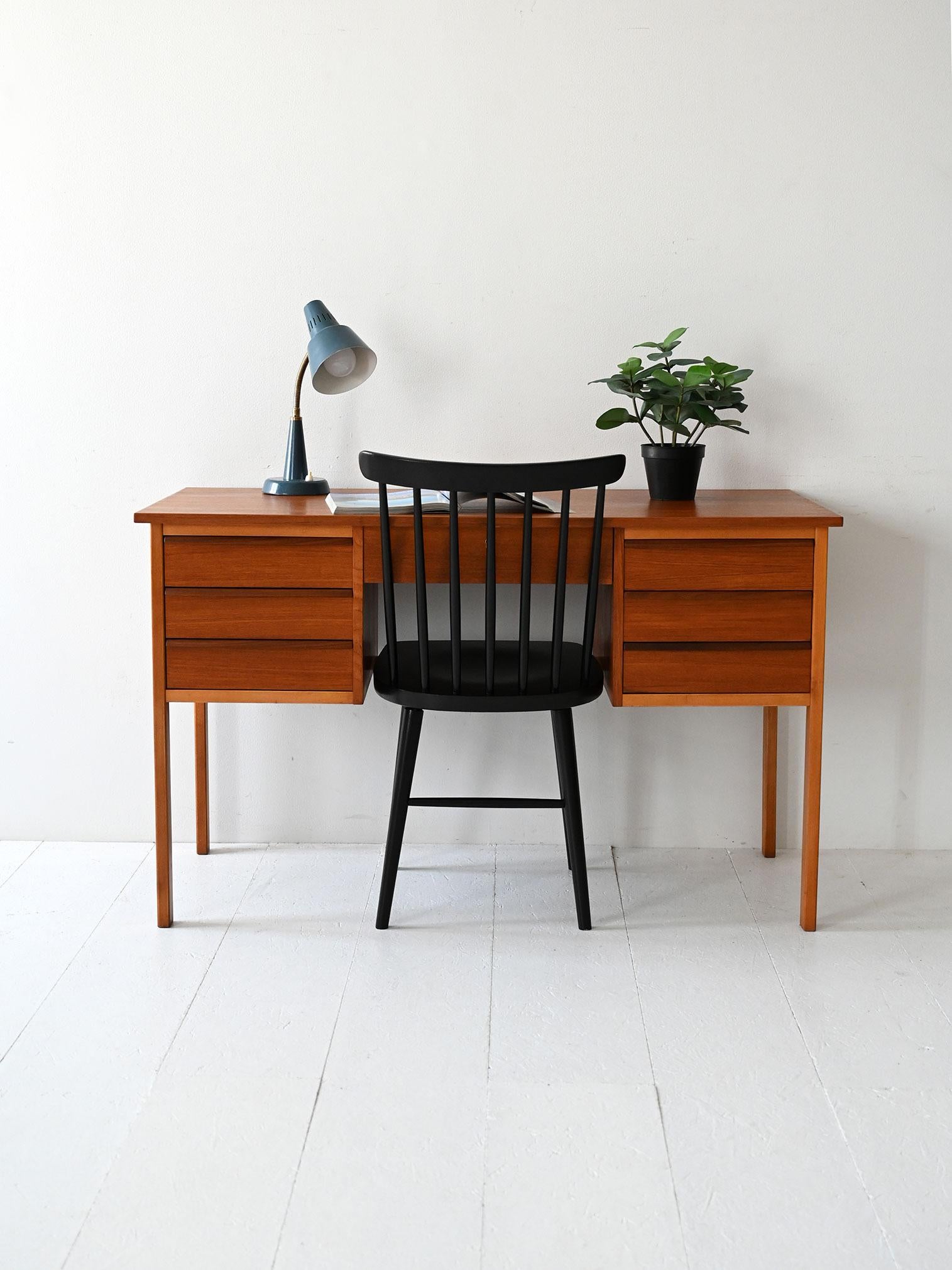 Teak desk with seven drawers and cantilever handles. Understated lines and textural details typical of 1960s Nordic design.

Scandinavian vintage teak desk with lightweight frame and seven drawers: two symmetrical side blocks and one central block.