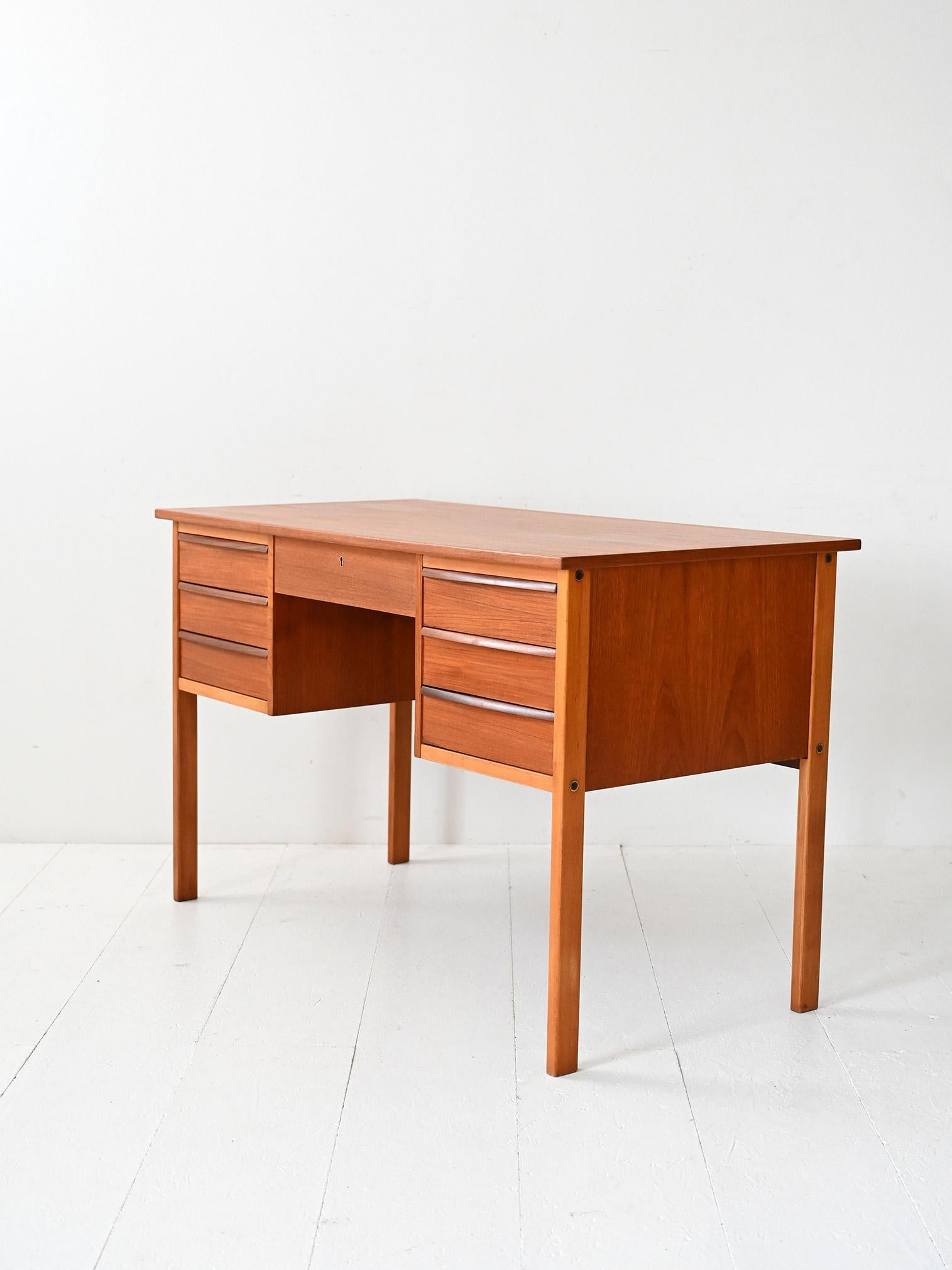 Scandinavian vintage teak desk with 7 drawers In Good Condition For Sale In Brescia, IT