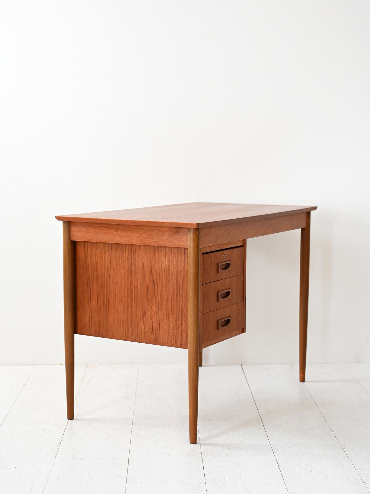 Scandinave moderne Scrivania scandinava vintage in teak con tre cassetti en vente