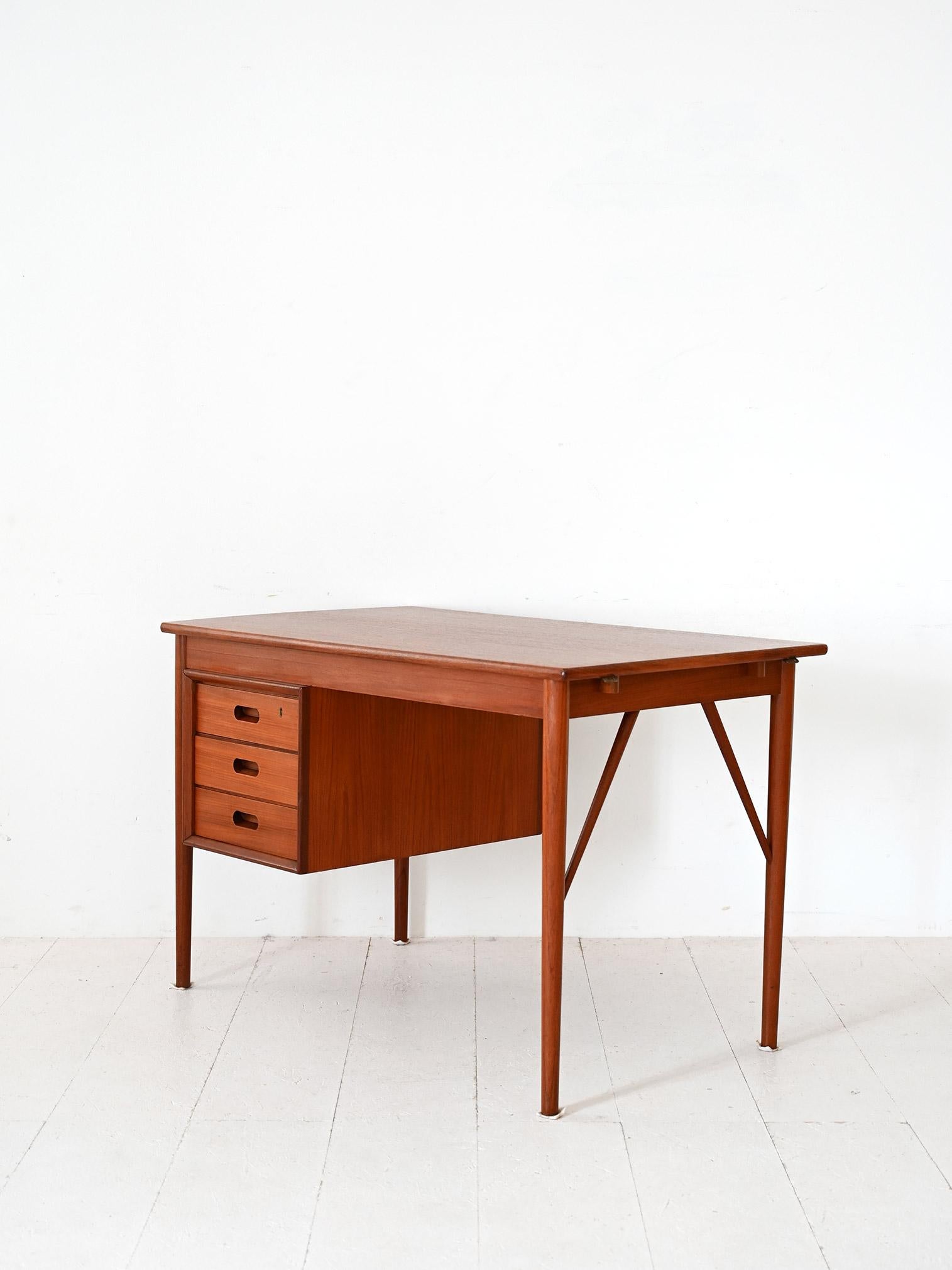 Scandinavian vintage teak desk with three drawers In Good Condition For Sale In Brescia, IT