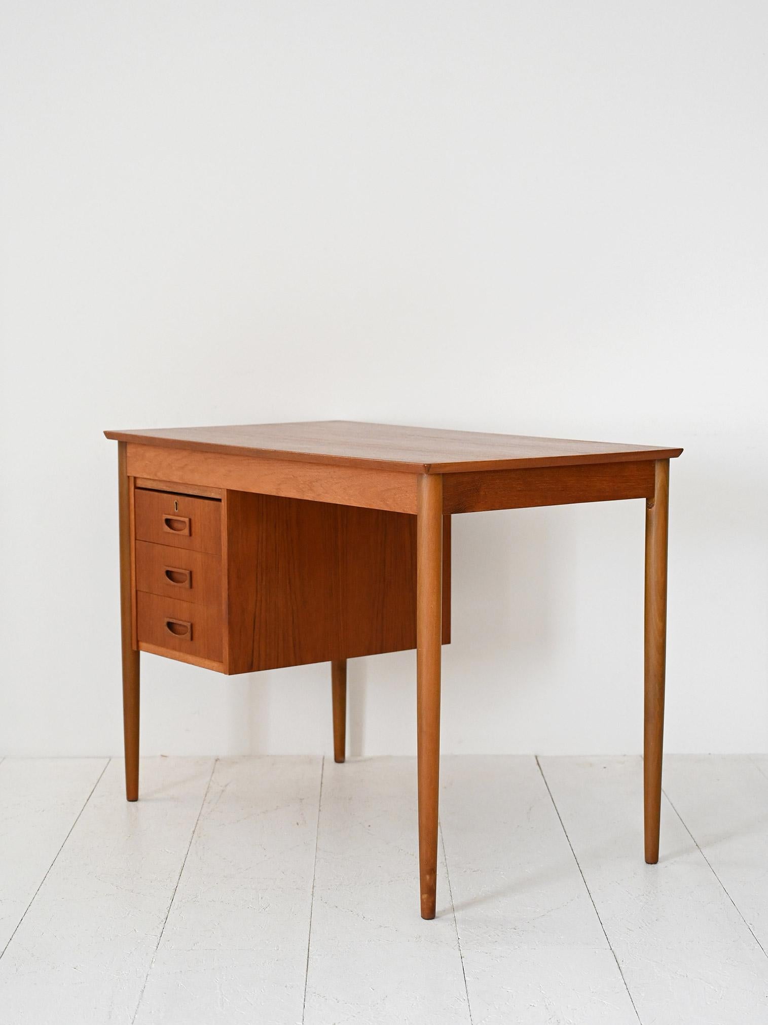 Scandinavian Scrivania scandinava vintage in teak con tre cassetti en vente