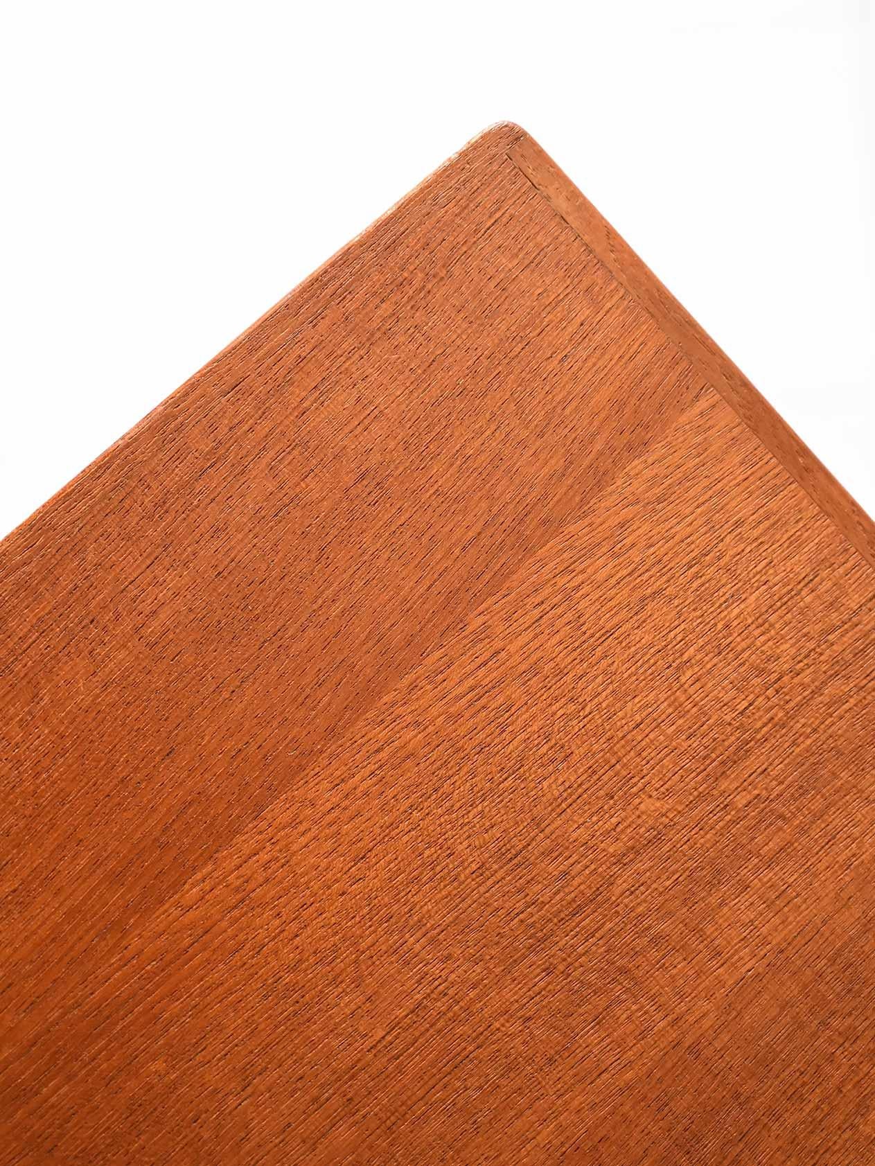 Scrivania scandinava vintage in teak con tre cassetti Bon état - En vente à Brescia, IT