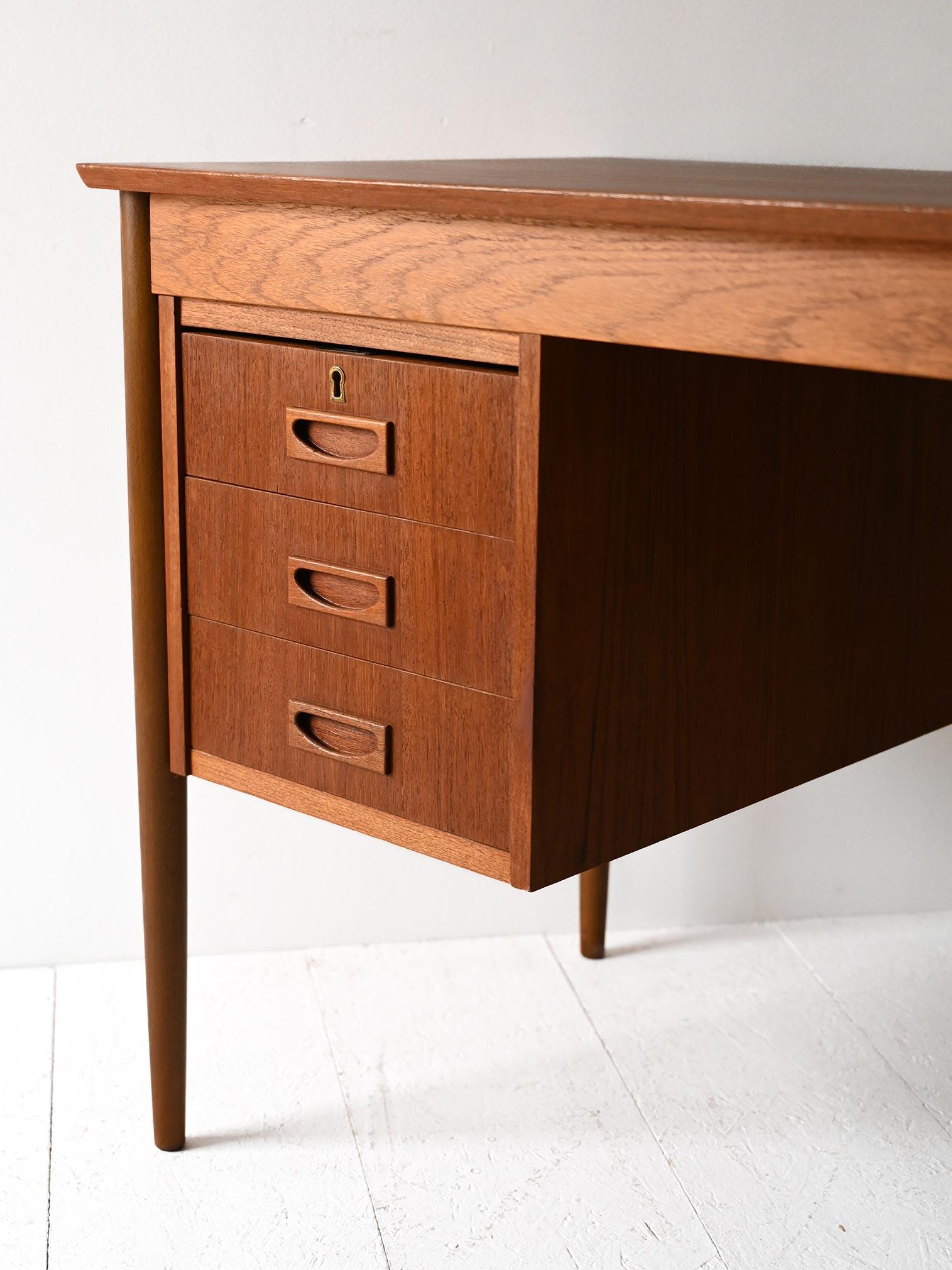Mid-20th Century Scrivania scandinava vintage in teak con tre cassetti en vente