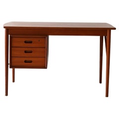 Bureau scandinave vintage en teck avec trois tiroirs