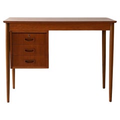 Scrivania scandinava vintage in teak con tre cassetti