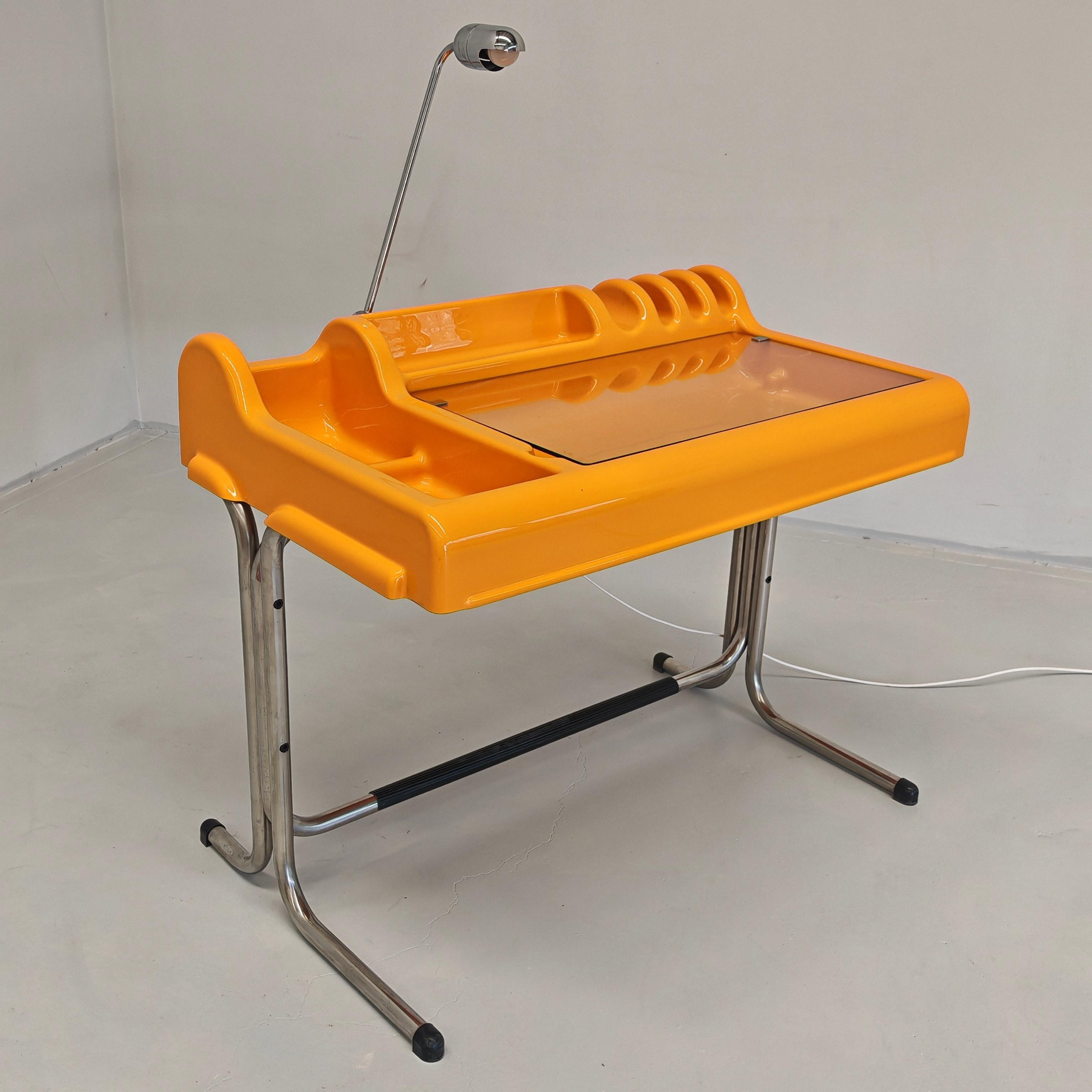 Escritorio de la era espacial modelo ORIX producido por Molteni Italia años 70 en venta 7