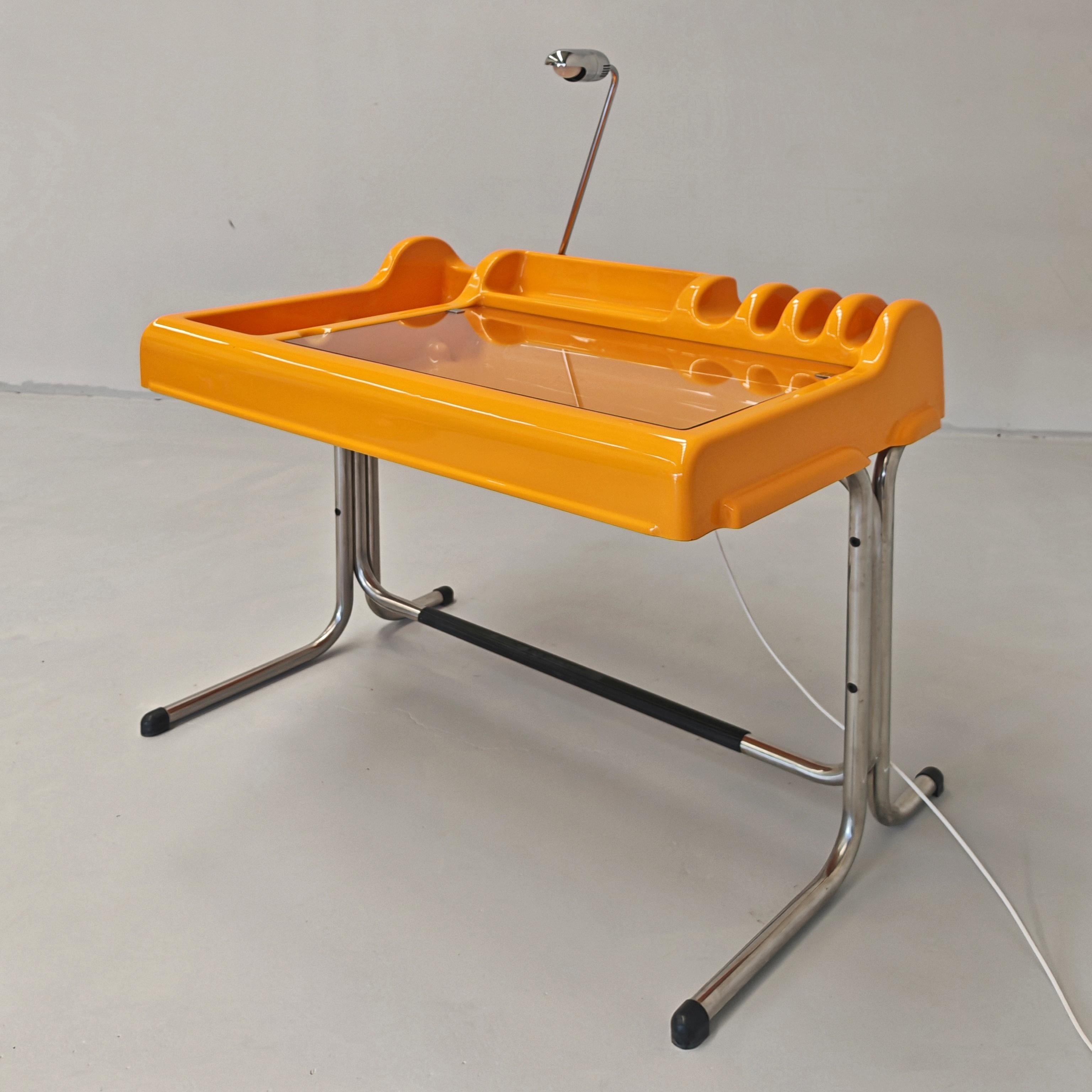 Escritorio de la era espacial modelo ORIX producido por Molteni Italia años 70 en venta 8