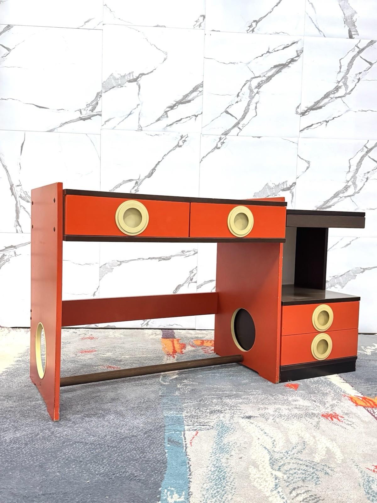 Space Age Design Holzschreibtisch 70er Jahre Moderne Kunst (Italian) im Angebot