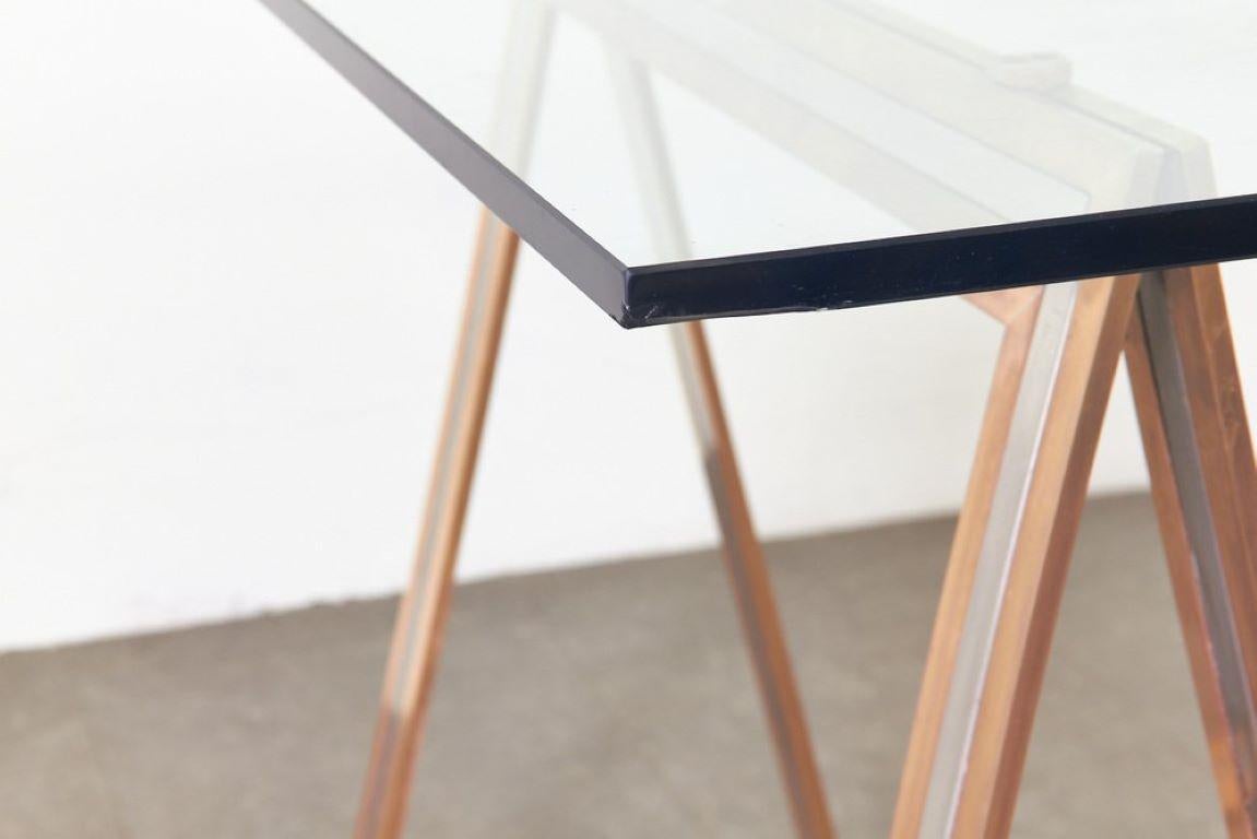 ein eleganter Schreibtisch mit einfachem Design, der in den 1970er Jahren von der Firma Zevi aus Messing und dickem Glas hergestellt wurde.