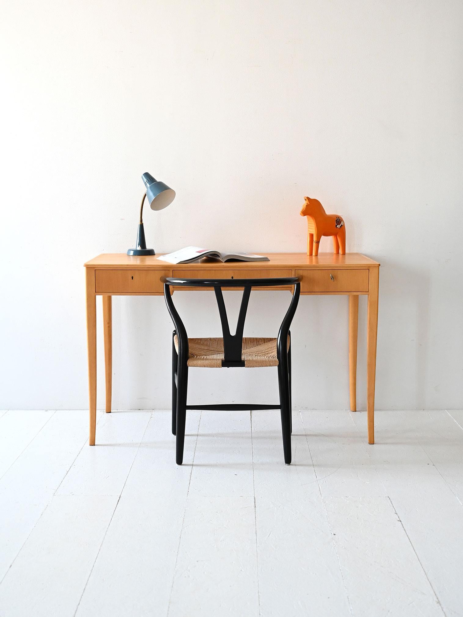 Vintage-Schreibtisch aus heller Birke, entworfen von Carl Malmsten für Åfors, mit drei Schubladen auf der Vorderseite und verjüngten Beinen.
Seltenes Modell des schwedischen Designmeisters, mit originalem Herstellerstempel.

Schwedischer