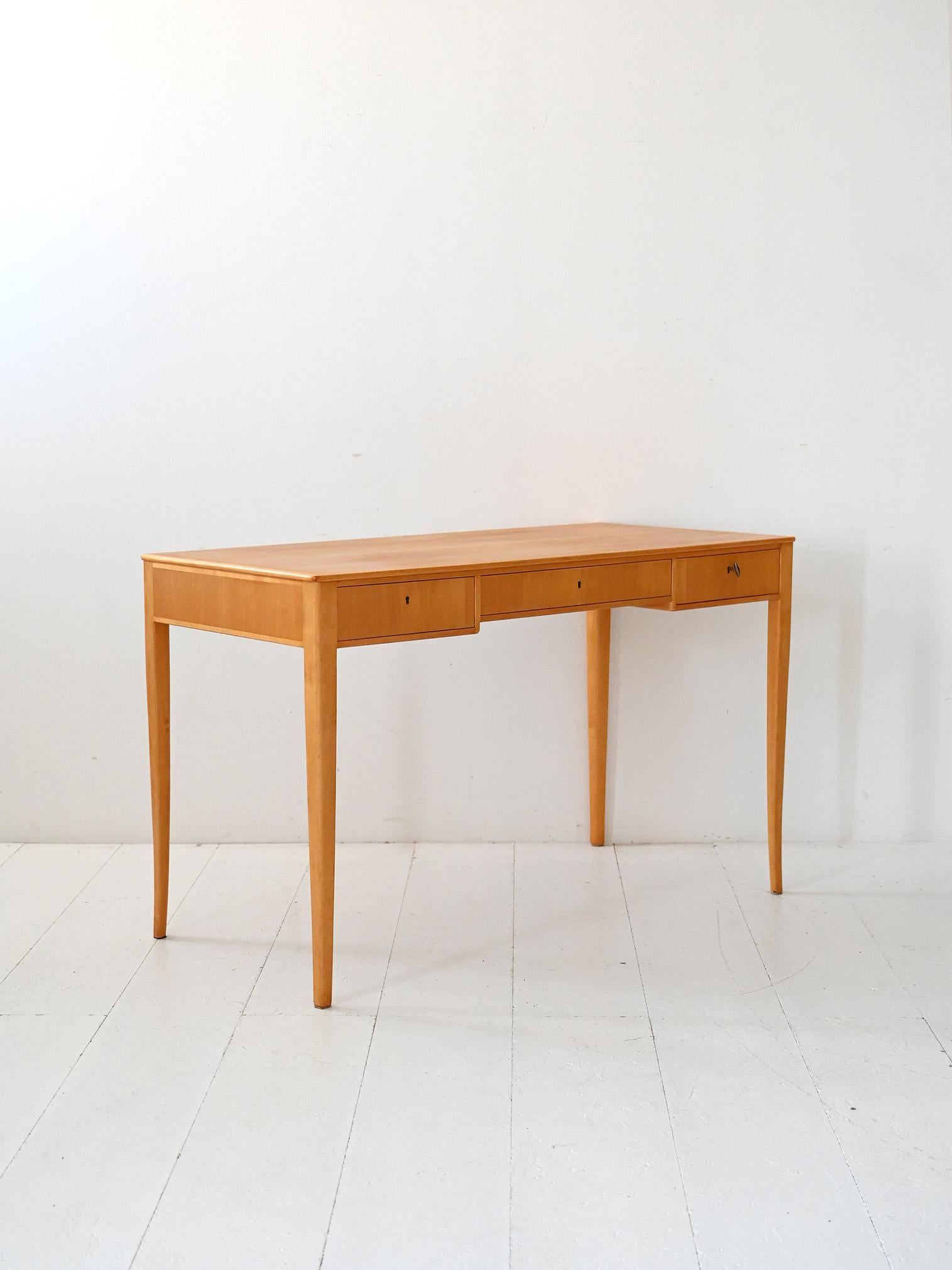 Schwedischer Schreibtisch aus leichter Birke von Carl Malmsten für Åfors, 1940er Jahre (Skandinavische Moderne) im Angebot