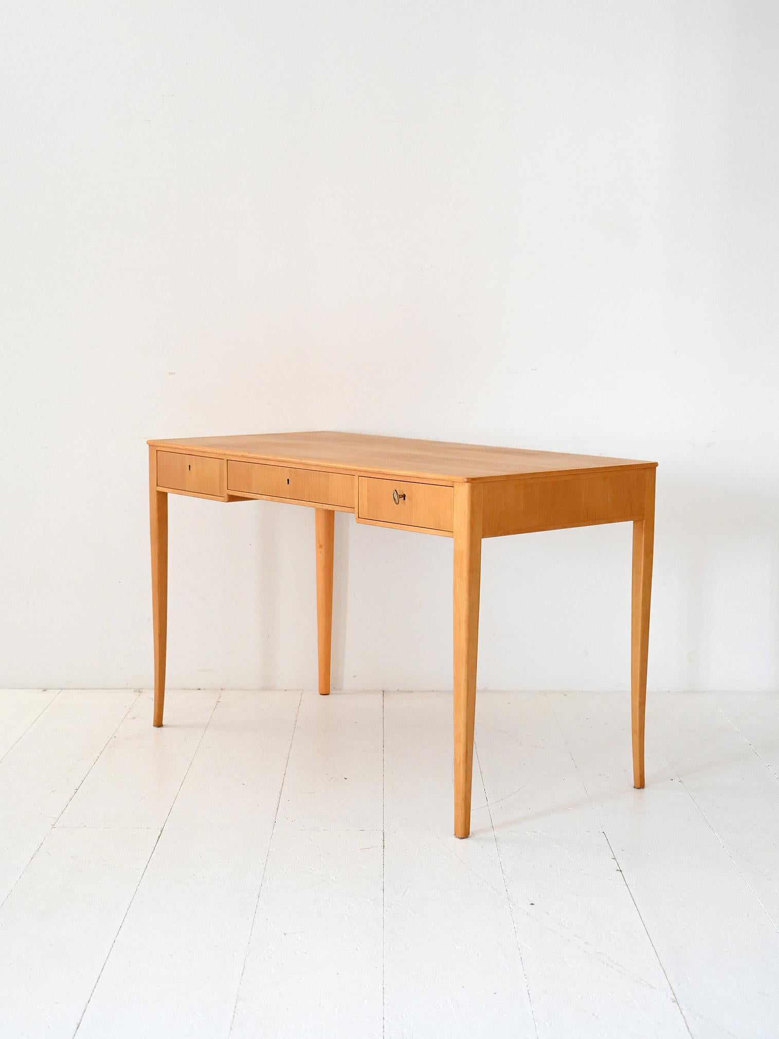Schwedischer Schreibtisch aus leichter Birke von Carl Malmsten für Åfors, 1940er Jahre (Swedish) im Angebot