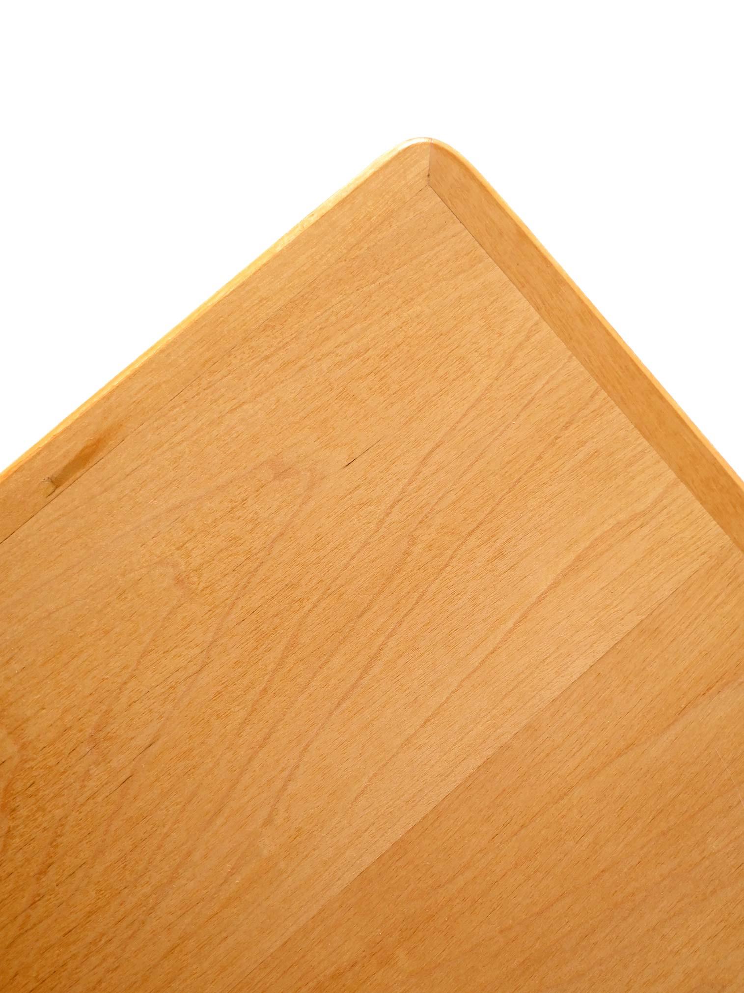 Schwedischer Schreibtisch aus leichter Birke von Carl Malmsten für Åfors, 1940er Jahre (Mid-20th Century) im Angebot