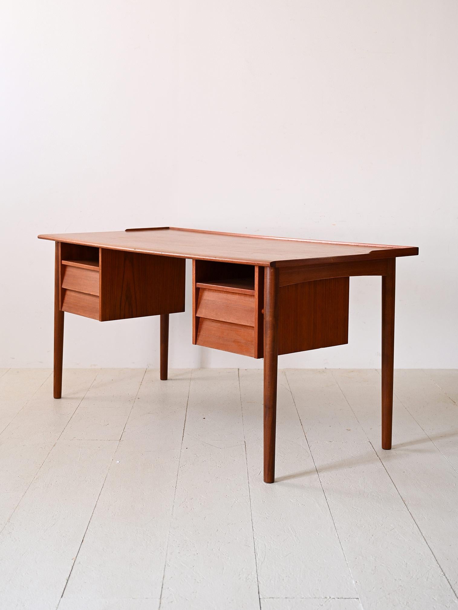 Vintage 1960s Danish design desk In Good Condition For Sale In Brescia, IT
