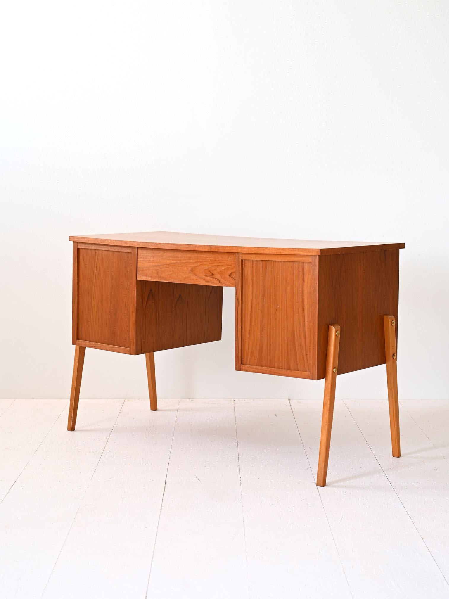 Scrivania vintage con cassetti In condizioni buone a Brescia, IT
