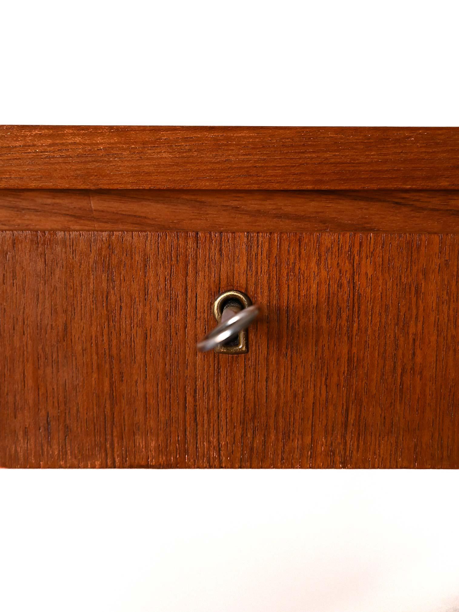 Scrivania vintage con cassetti 1