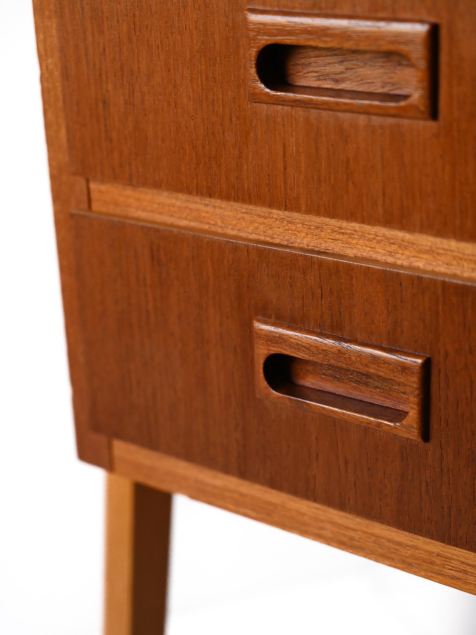 Scrivania vintage con cassetti 2