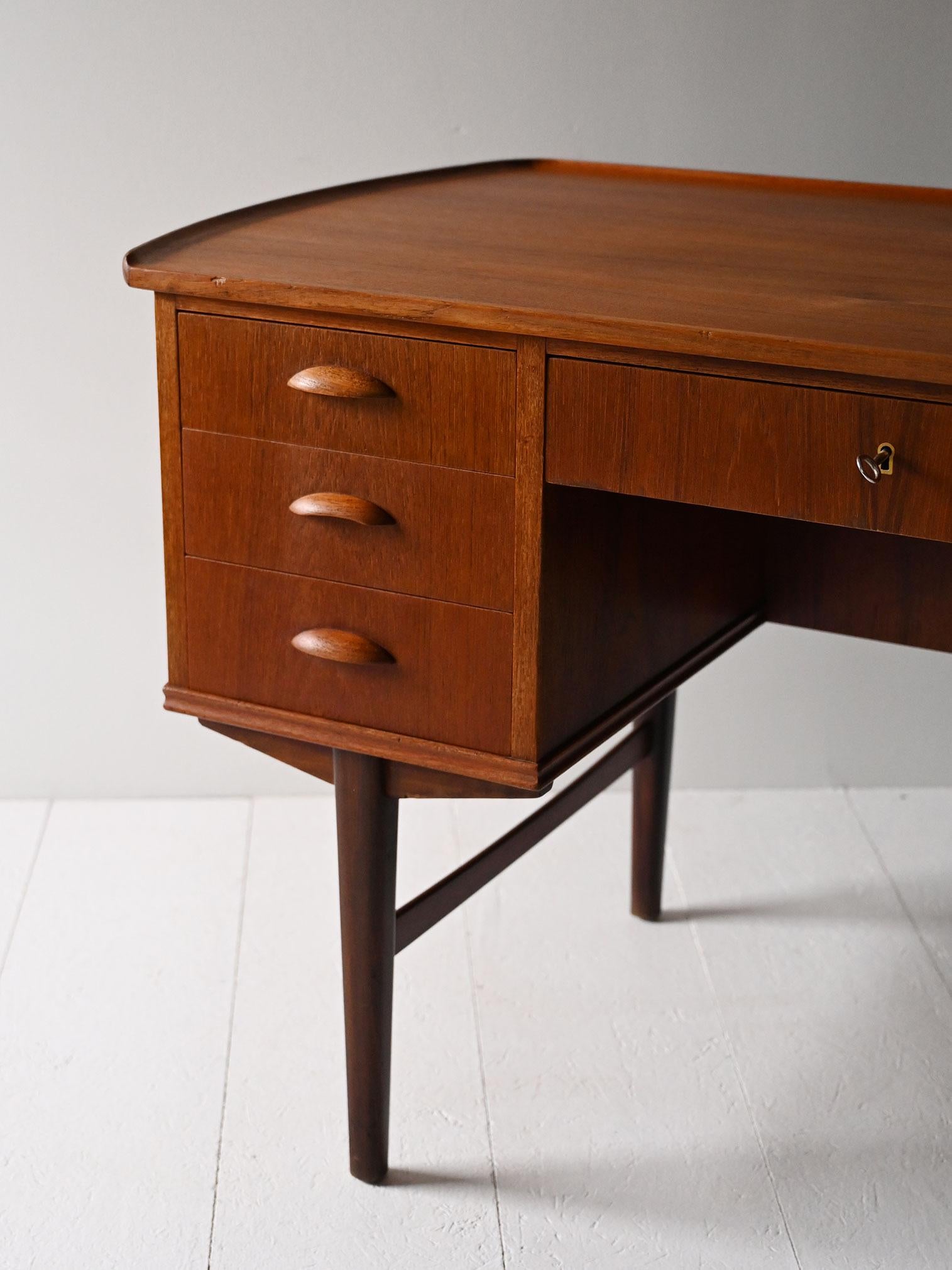 Scrivania vintage danese in teak in vendita 3
