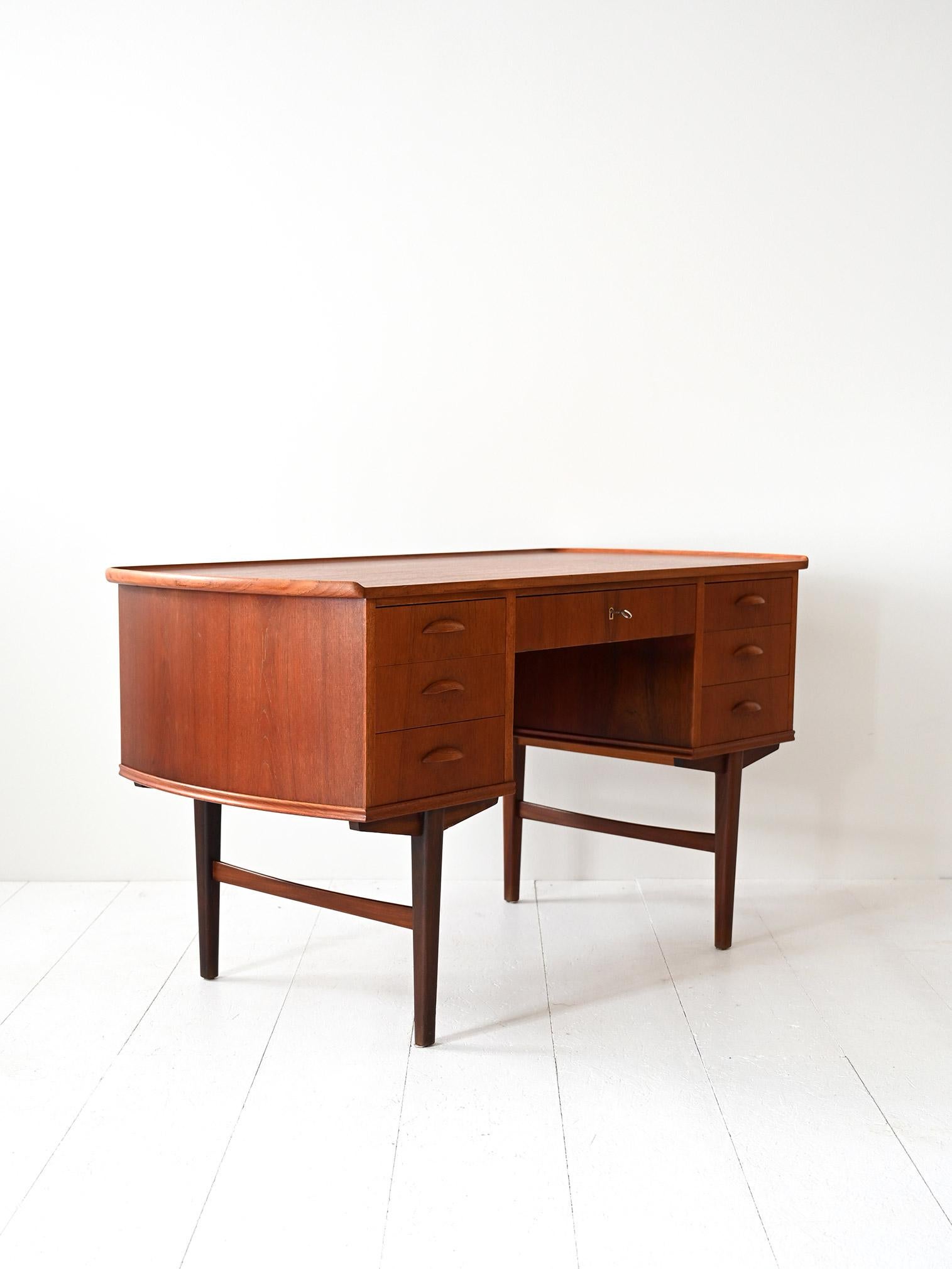 Scandinavo moderno Scrivania vintage danese in teak in vendita