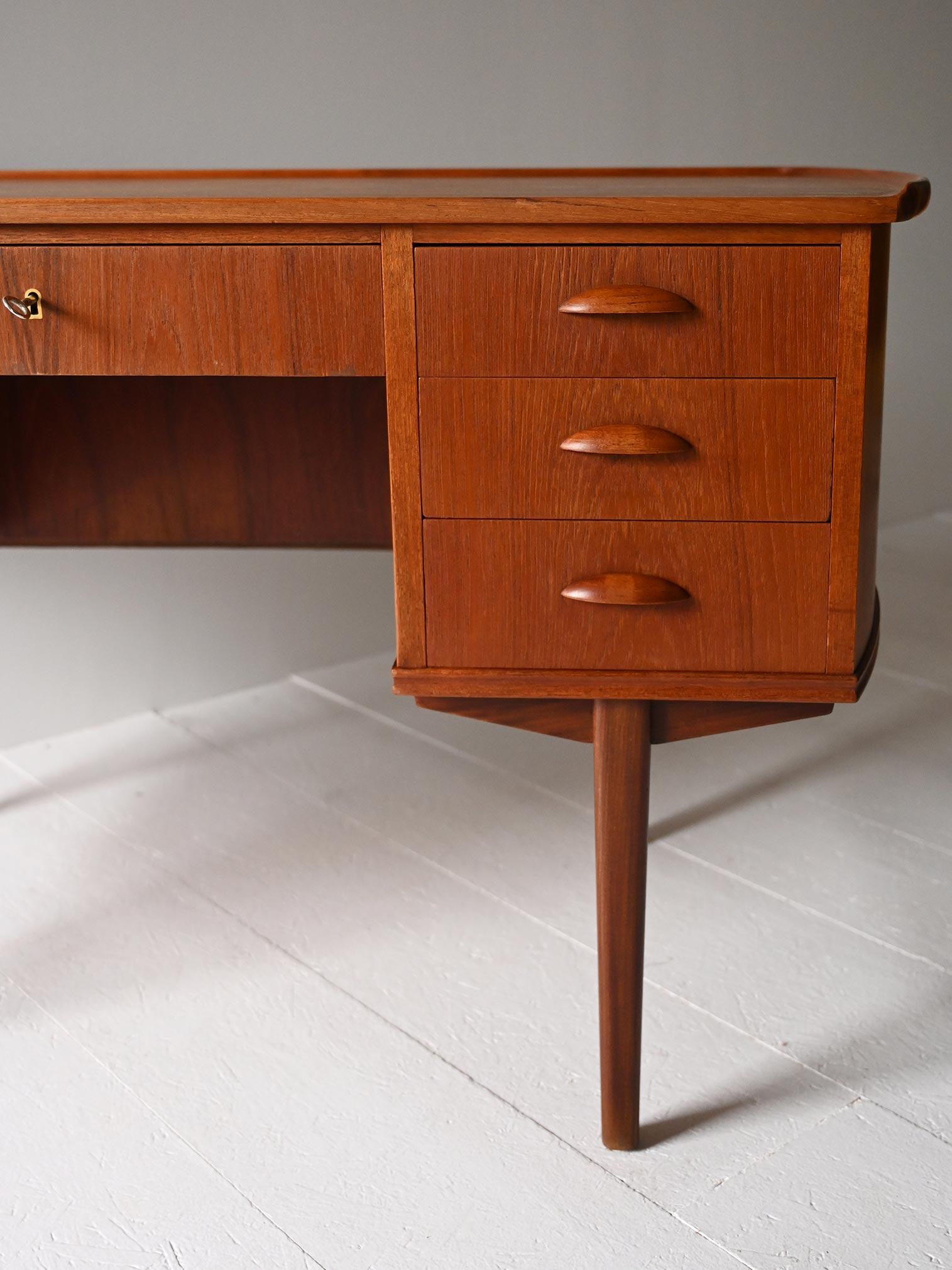 Scrivania vintage danese in teak in vendita 1
