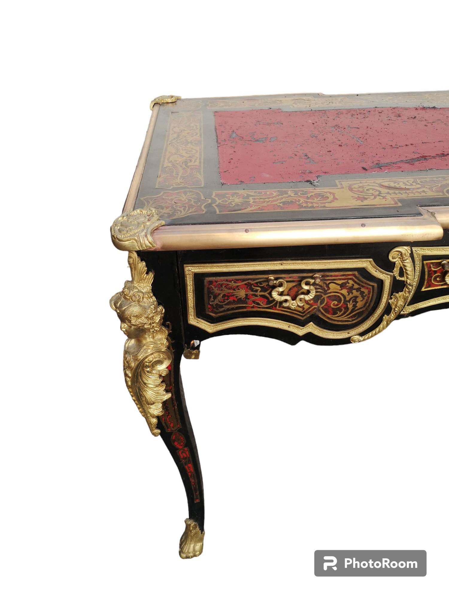Escritorio vintage de estilo Luis XV  con adornos e incrustaciones
madera lacada y bronces dorados, con 3 cajones espaciosos.
En buen estado, para reescribir.